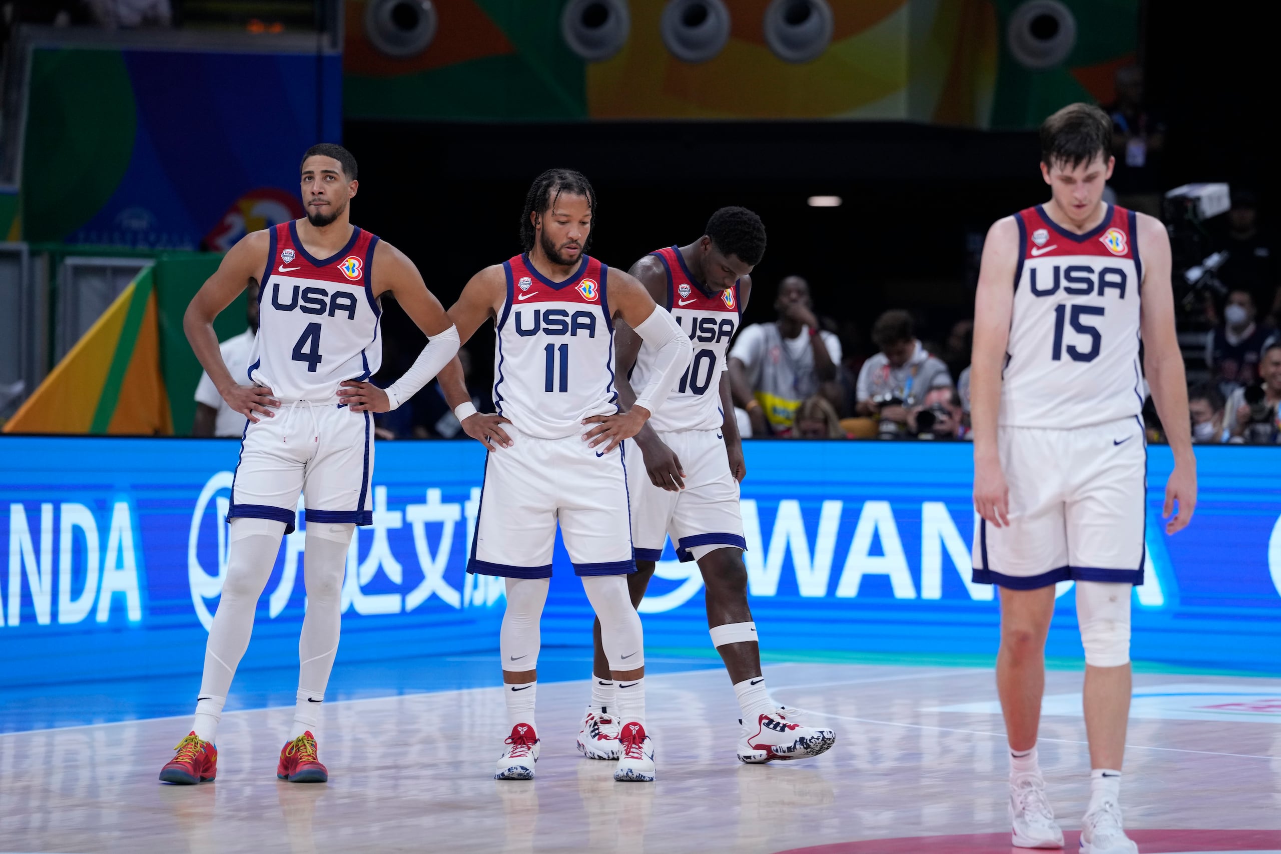 Jugadores de baloncesto de Estados Unidos reaccionan después del juego por la medalla de bronce de la Copa del Mundo entre Estados Unidos y Canadá, en Manila, Filipinas, el domingo 10 de septiembre de 2023.