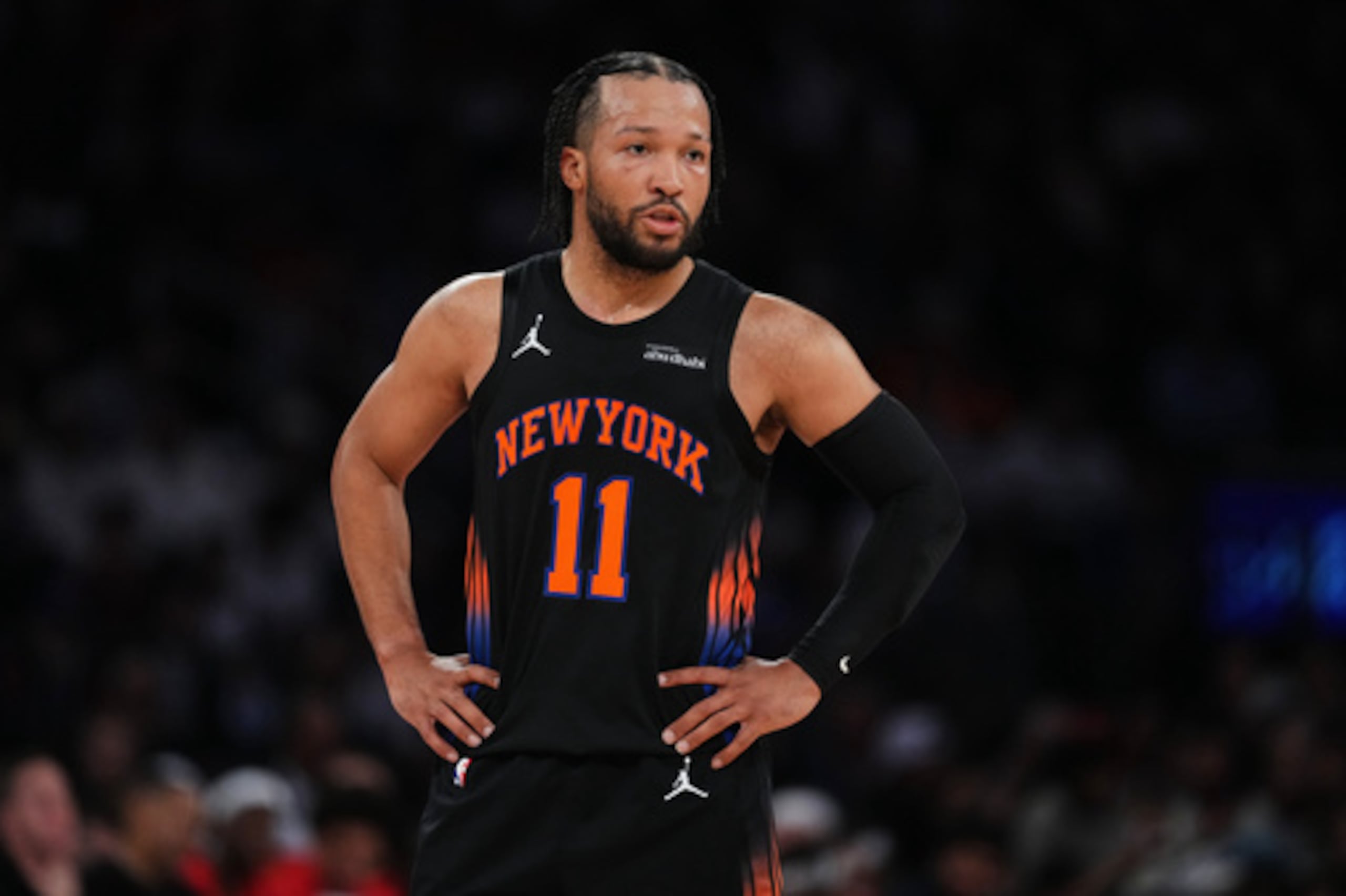 Jalen Brunson (11), de los Knicks de Nueva York, habla con un compañero durante la primera mitad del quinto partido de la primera ronda de los playoffs de baloncesto de la NBA contra los Hawks de Atlanta.
