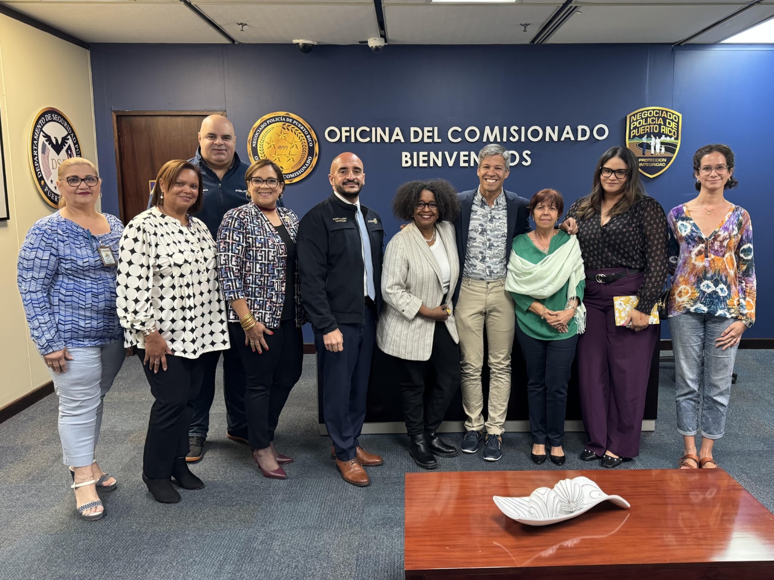 La Federación LGBTQ+ de Puerto Rico, el Centro de la Mujer Dominicana, la Coordinadora Paz para las Mujeres y el Movimiento Amplio de Mujeres de Puerto Rico se reunieron con el comisionado de la Policía, Joseph González y otros funcionarios.