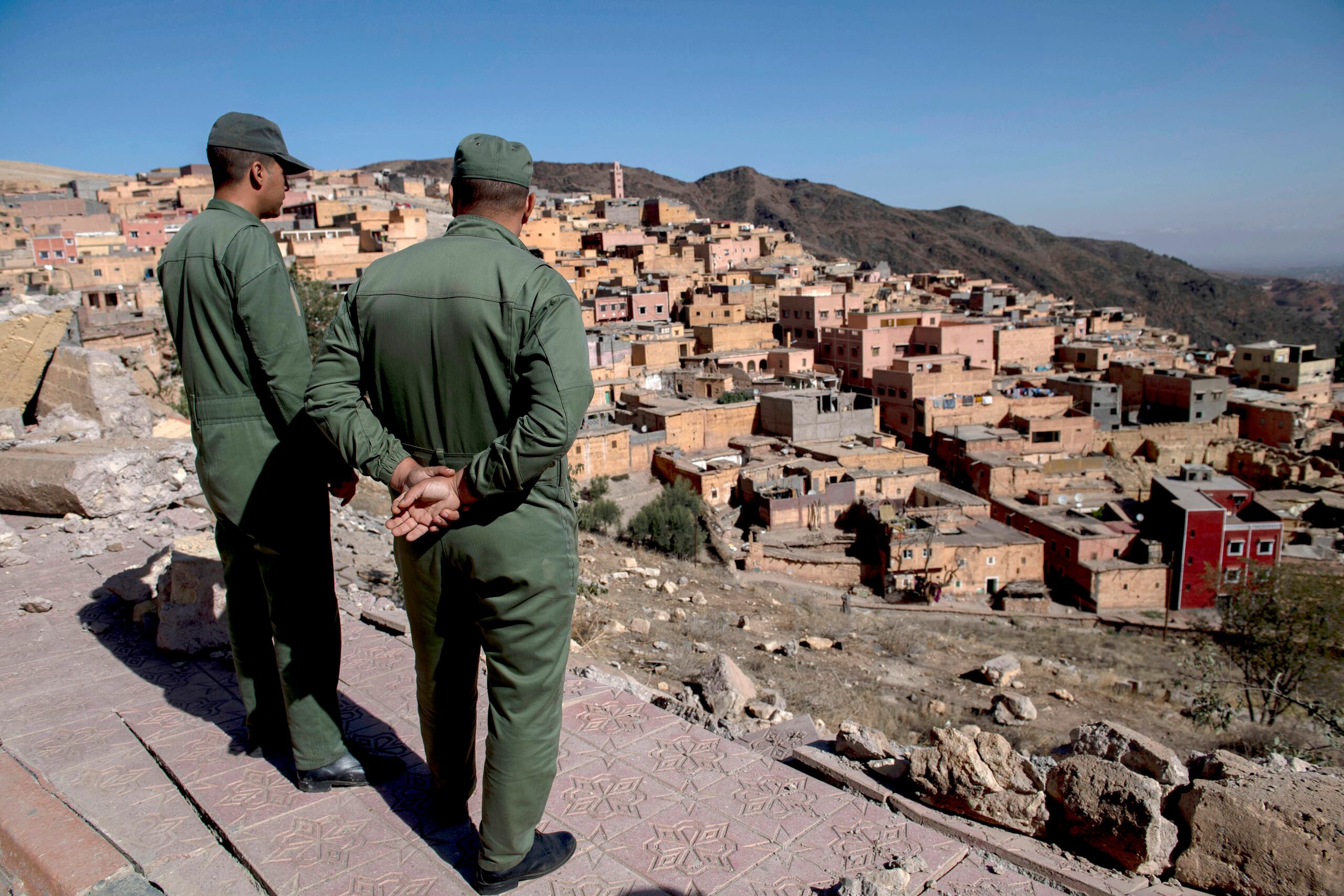 Los rescatistas están teniendo problemas para avanzar por los derruidos caminos para llegar a los pueblos más afectados.