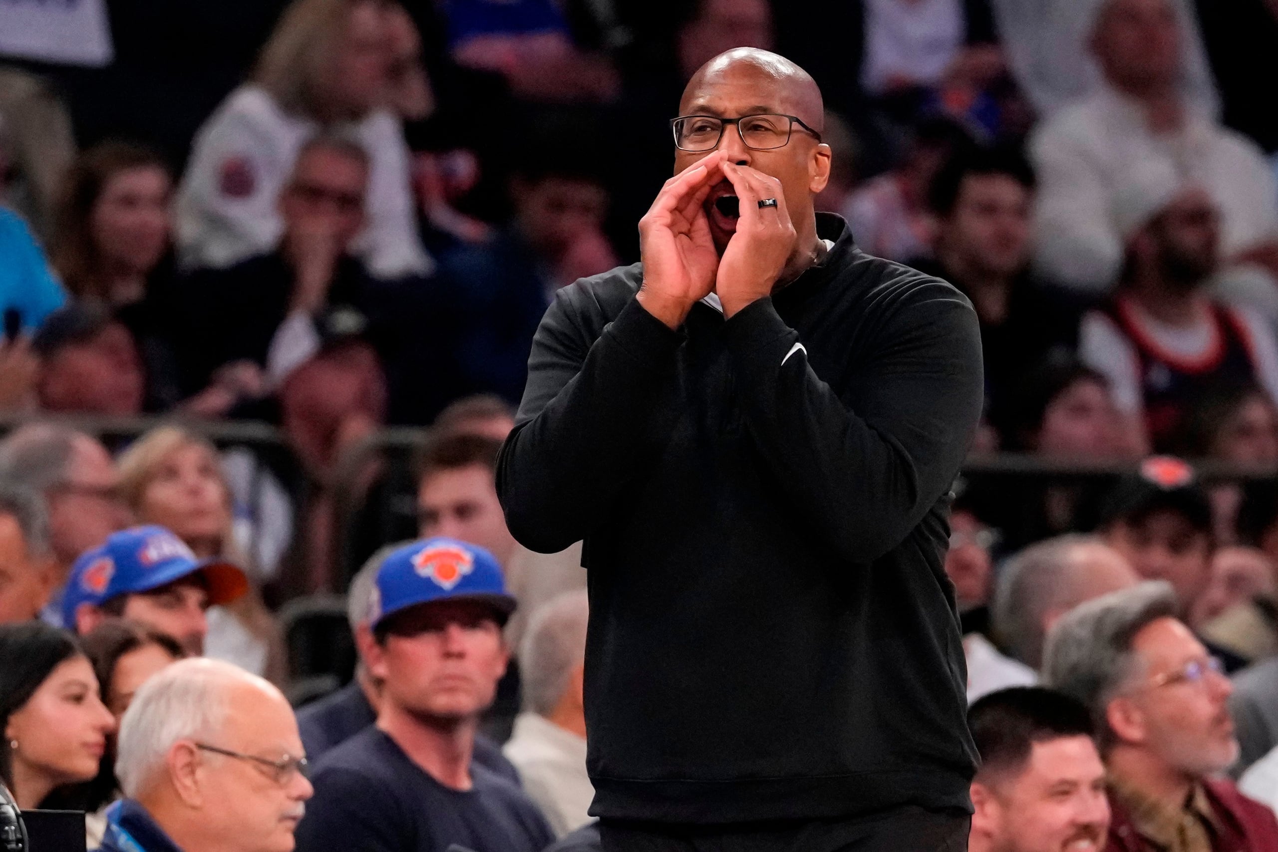 Mike Brown, entrenador de los Knicks de Nueva York, da indicaciones durante el segundo partido de la semifinal de la Conferencia Este ante los 76ers de Filadelfia, el miércoles 6 de mayo de 2026 (AP Foto/Yuki Iwamura)