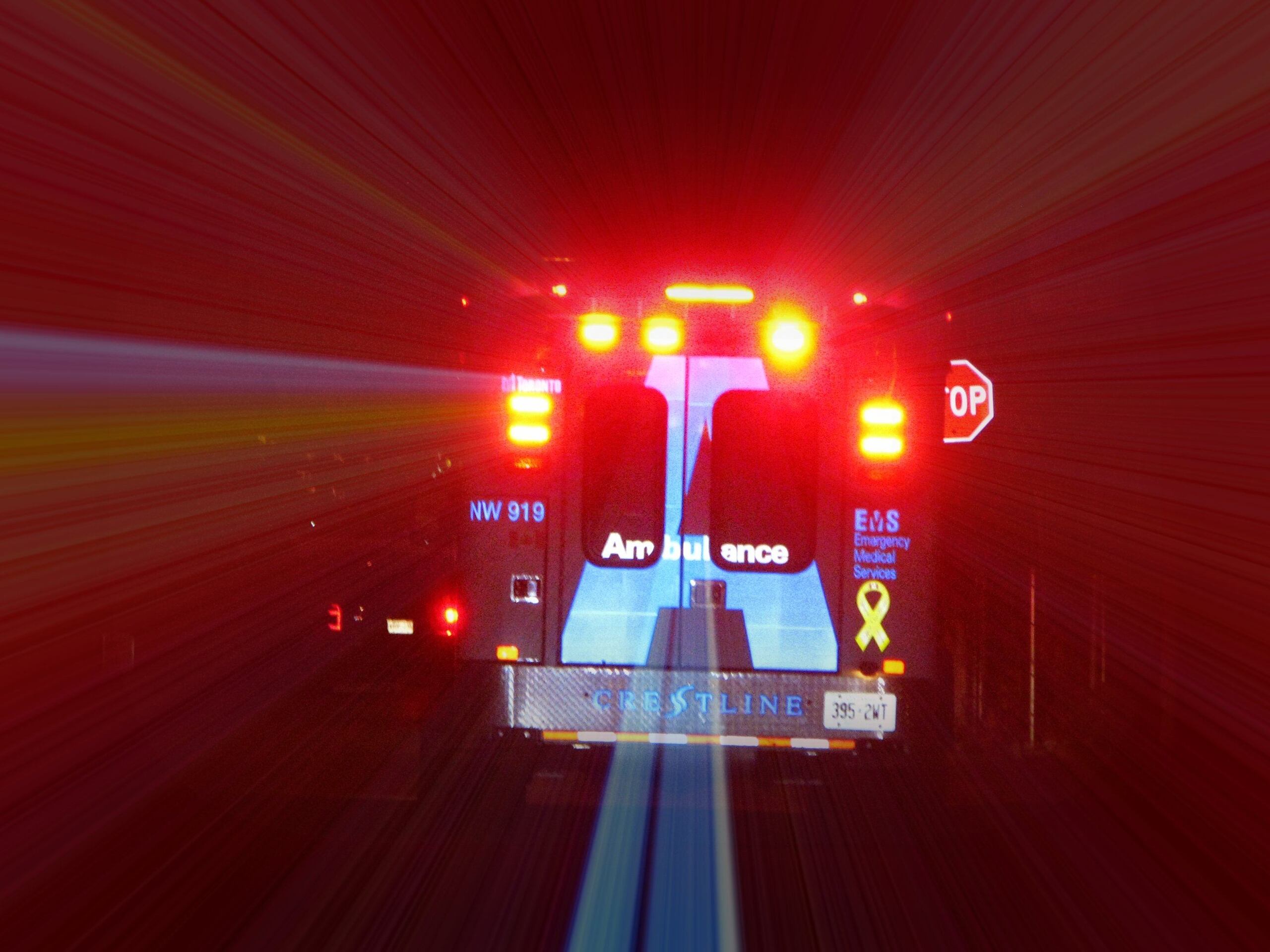El conductor y un asistente médico de emergencias resultaron heridos. (GFR Media)
