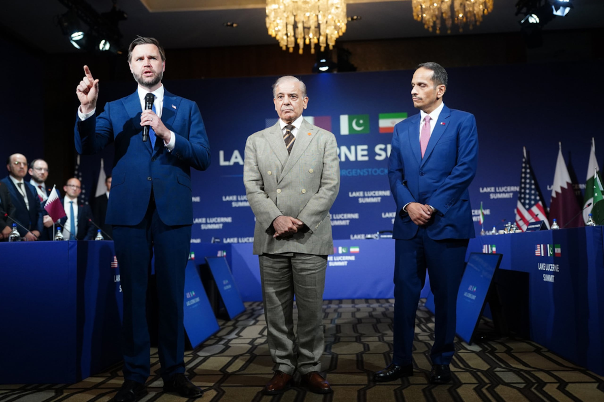 El vicepresidente de Estados Unidos, JD Vance, a la izquierda, hizo una declaración de apertura junto al primer ministro de Pakistán, Shehbaz Sharif, al centro, y el primer ministro y ministro de Asuntos Exteriores de Catar, el jeque Mohammed bin Abdulrahman bin Jassim Al-Thani, en el complejo turístico Bürgenstock en Obbuergen, Suiza, el domingo 21 de junio de 2026.