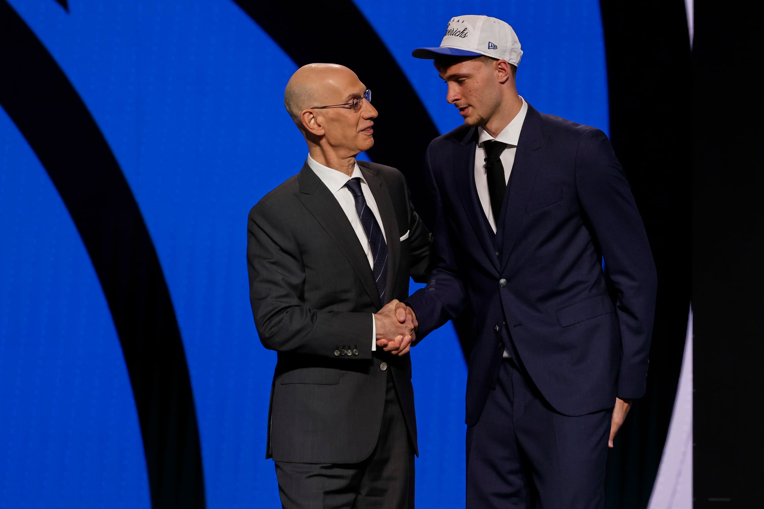 Cooper Flagg estrecha la mano del comisionado de la NBA Adam Silver, luego de ser reclutado por los Mavericks de Dallas como la primera selección del draft de la NBA.