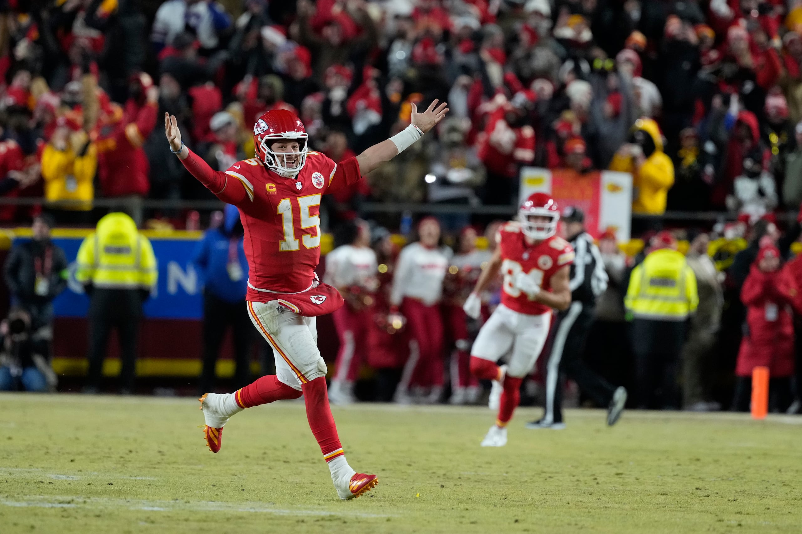 Patrick Mahomes (15), quarterback de los Chiefs de Kansas City, celebran después de derrotar 32-29 a los Bills de Buffalo en el Juego de Campeonato de la AFC, en los playoffs de la NFL, el domingo 26 de enero de 2025, en Kansas City, Missouri.