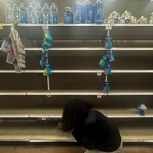 FOTOS: Arrasan en supermercados y lanzan sal a las calles ante masiva tormenta invernal