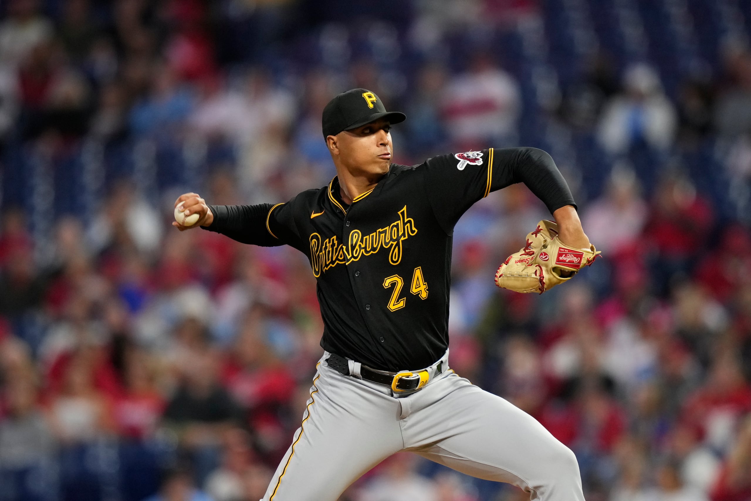 Johan Oviedo, de los Pirates de Pittsburgh, juega contra los Phillies de Filadelfia, el 27 de septiembre de 2023, en Filadelfia.