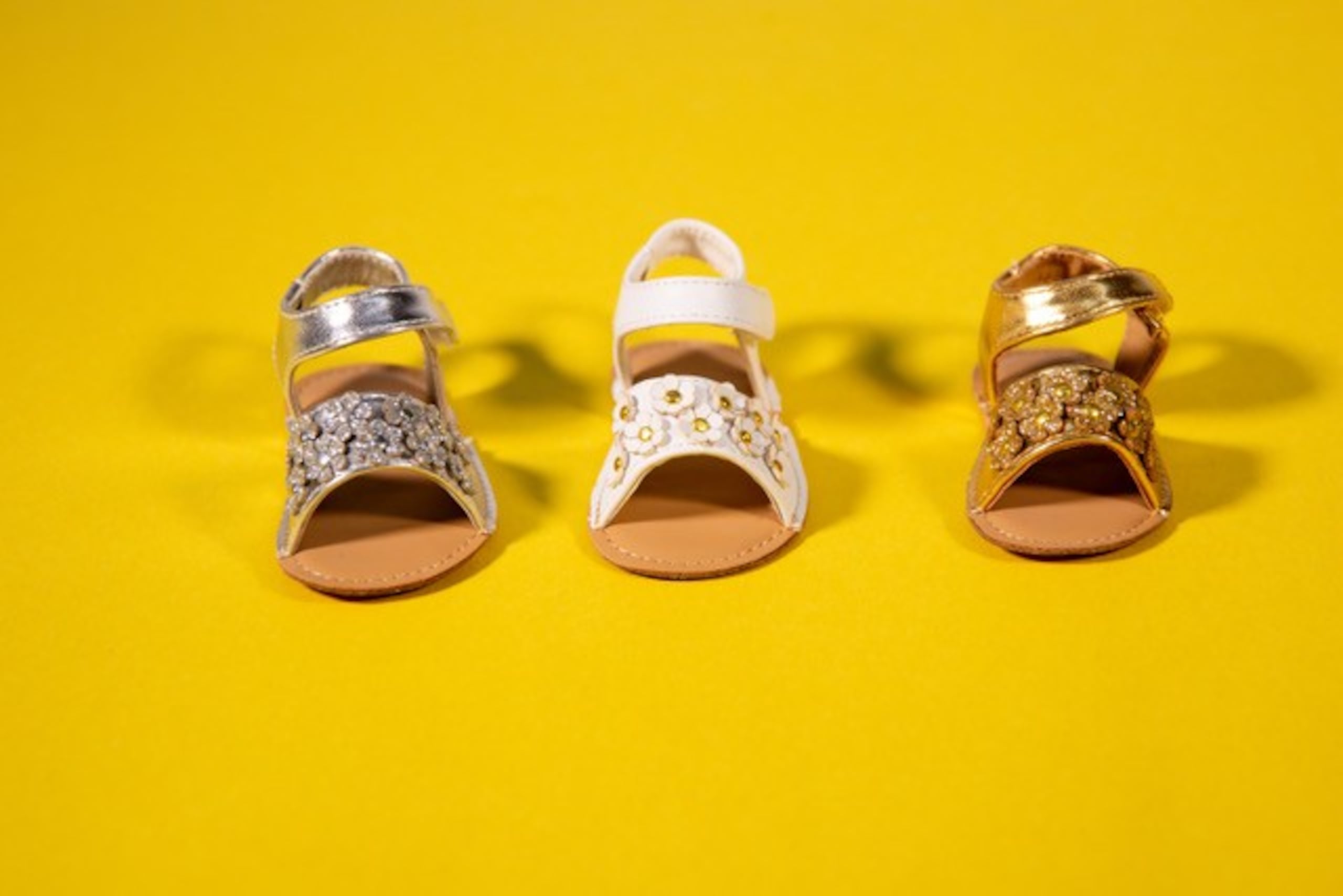 En las sandalias se destacan los tonos metálicos y detalles al relieve.