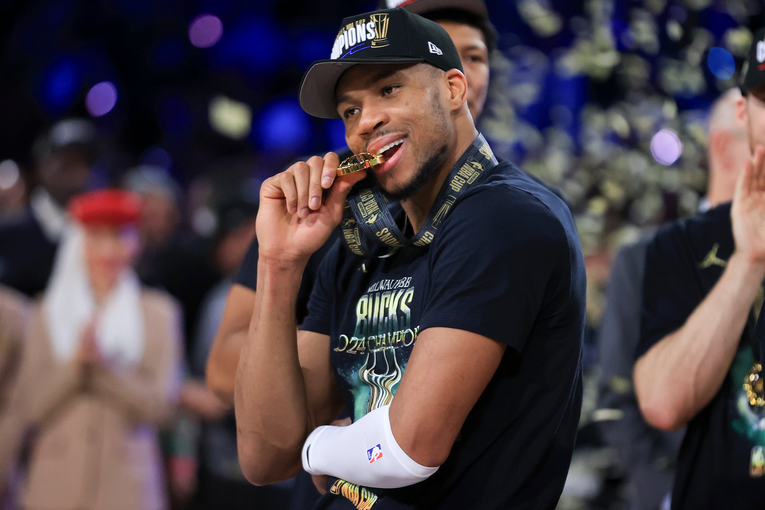 Giannis Antetokounmpo muerde su medalla de ganador de la Copa de la NBA.