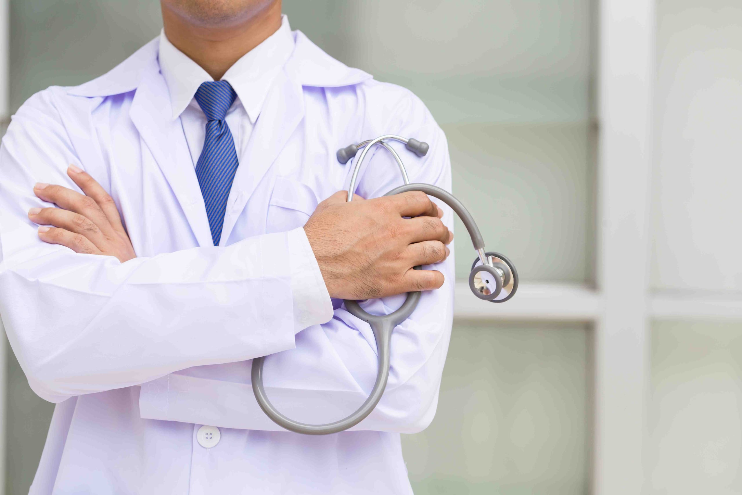 La negativa de muchos hombres de ir a una consulta médica conlleva a que algunos síntomas que parecen benignos se transformen en grandes problemas. (Foto: Shutterstock.com)