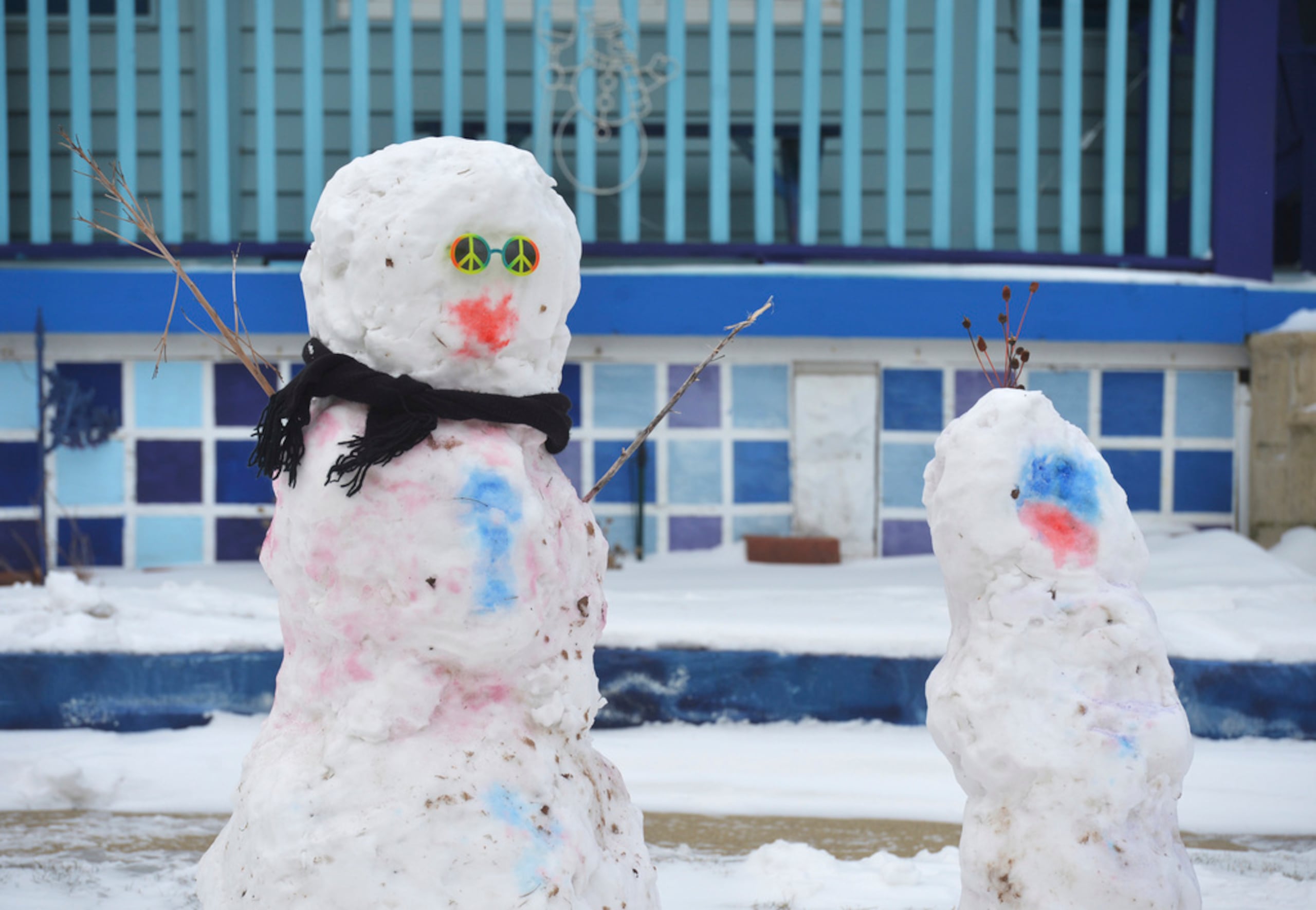 Un par de muñecos de nieve fueron fotografiados el 17 de febrero de 2025 en St. Joseph, Míchigan.