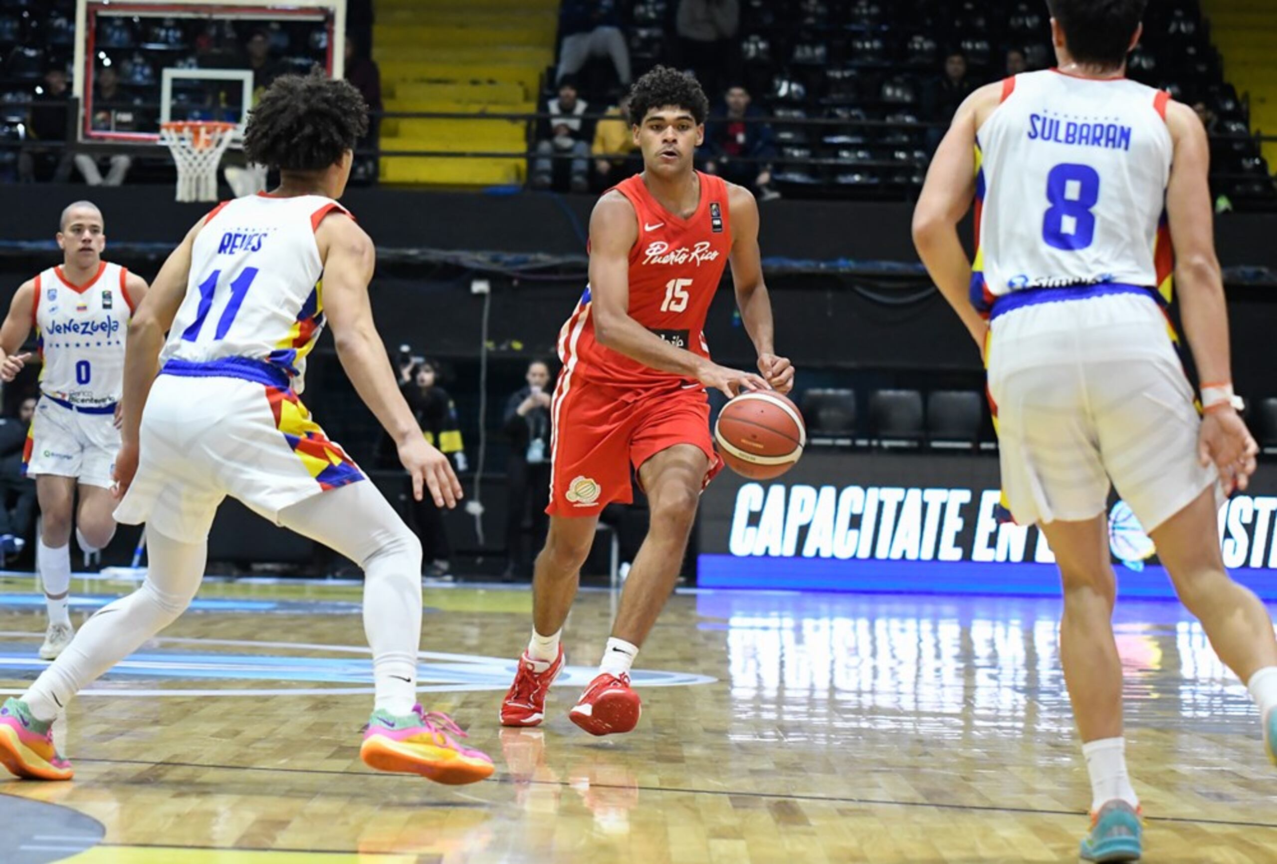 Alejandro Avilés, con el balón ante la defensa de Venezuela, fue el mejor por Puerto Rico con 17 puntos, 12 rebotes y cuatro asistencias.