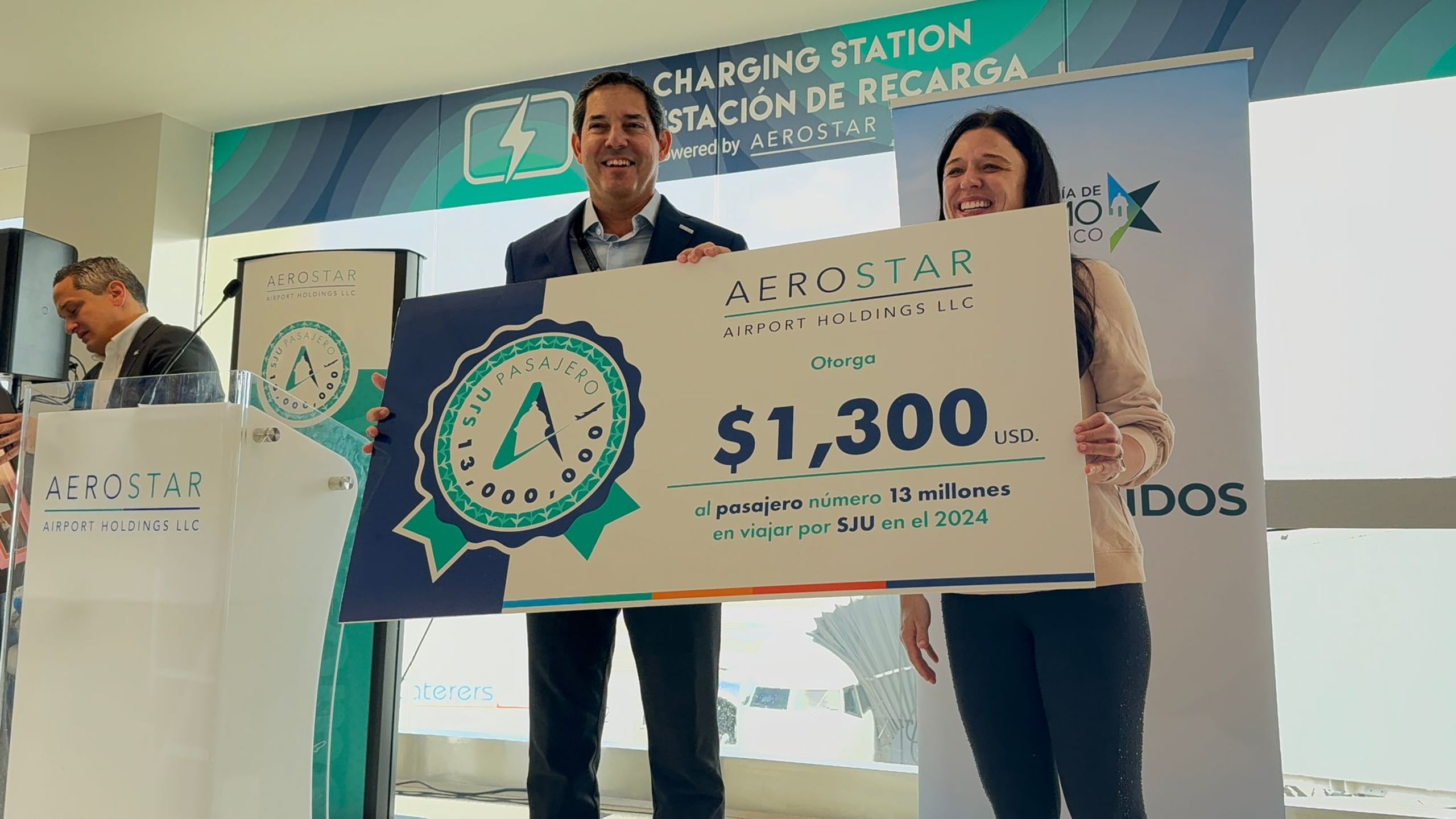 Entre los regalos que la afortunada viajera recibió figura un cheque por la suma de $1,300 por parte de Aerostar.