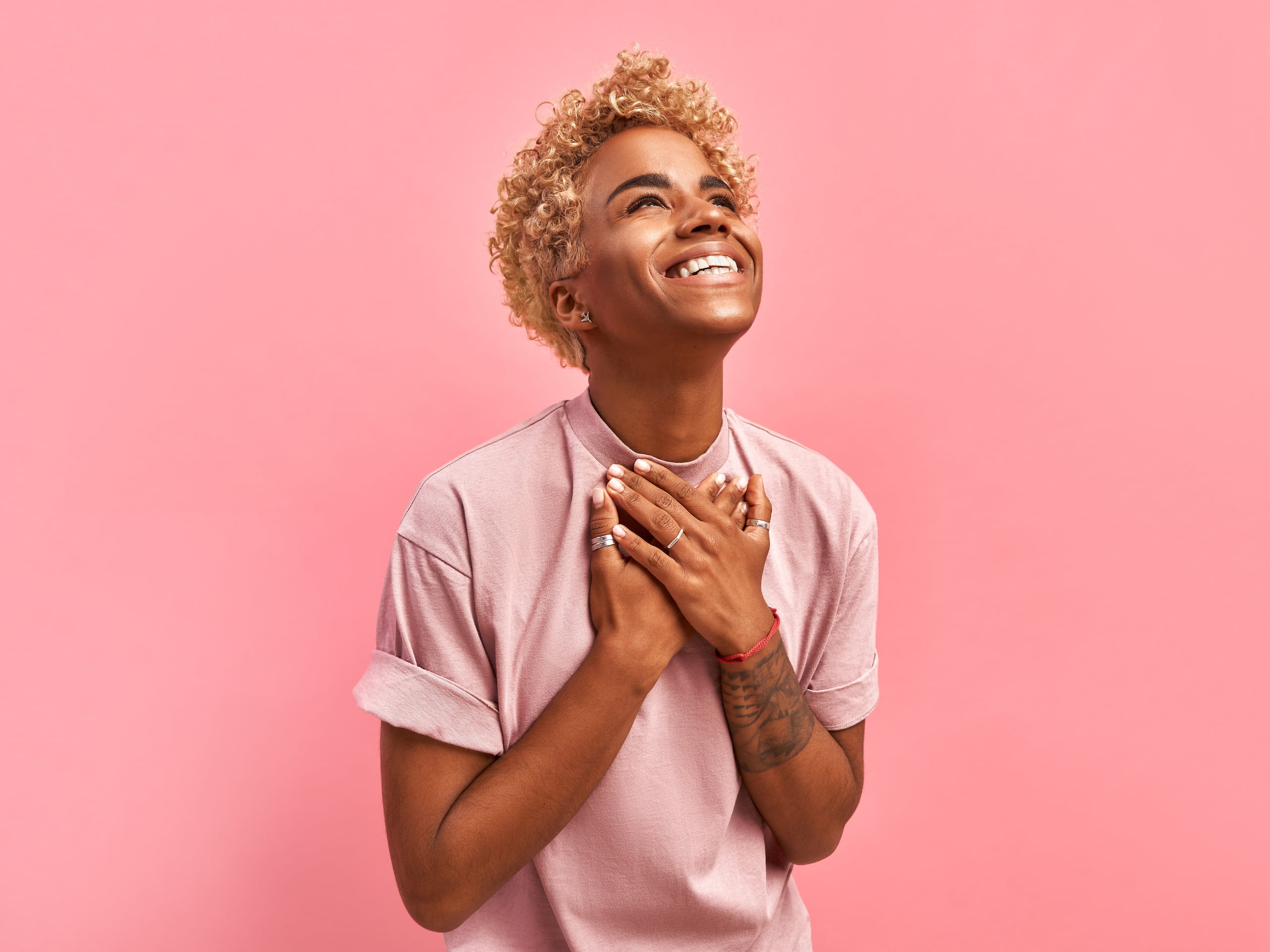 Es importante entender que la salud mental no es siempre estar feliz, sino poder manejar esas tensiones productivamente, al conocer nuestras capacidades y así promover nuestro propio bienestar.