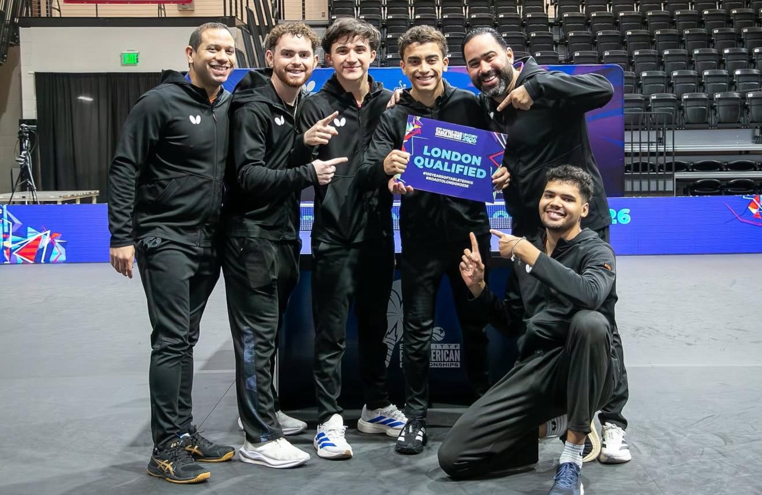 El equipo masculino de tenis de mesa muestra el cartel que los acredita como uno de los conjuntos que clasificó al Mundial por Equipos Londres 2026.