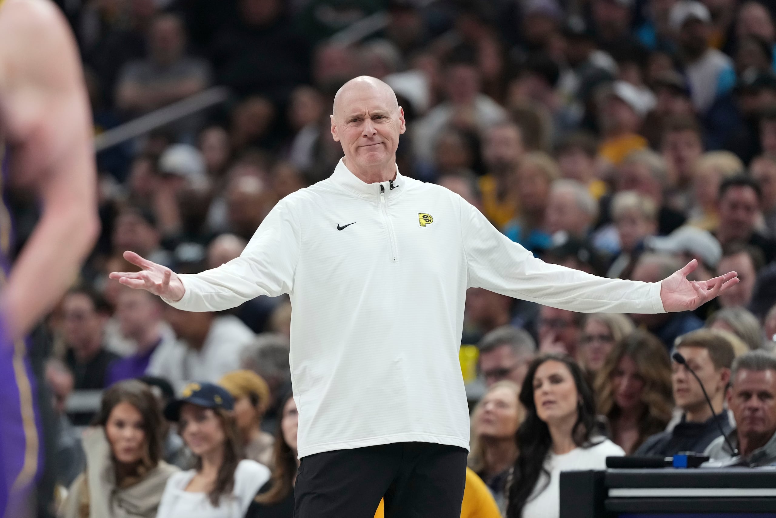 Rick Carlisle reacciona a una jugada pitada en su contra. El veterano entrenador de los Pacers fue uno de los sorprendidos por el despido de Michael Malone.