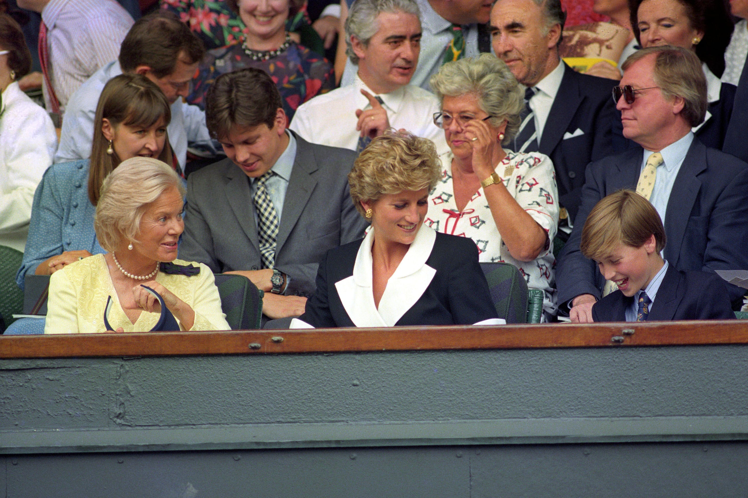 De izquierda a derecha, Katharine, duquesa de Kent; Diana, princesa de Gales; y el príncipe William conversan en el palco real durante la final individual femenina en Wimbledon, Londres, el 2 de julio de 1994.