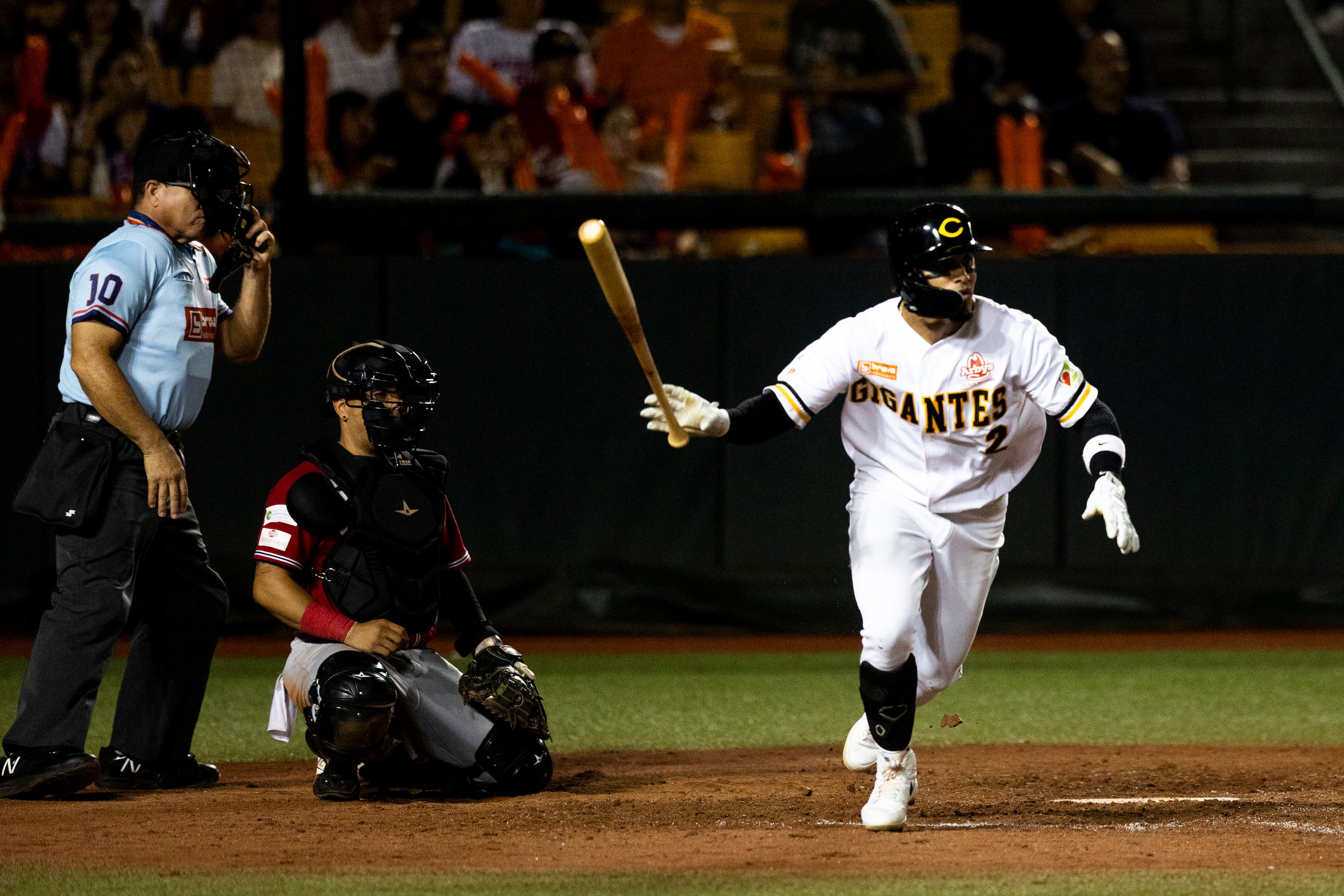 Bryan Torres, de los Gigantes de Carolina, luego de conectar un imparable en el séptimo juego de la serie final del béisbol invernal.