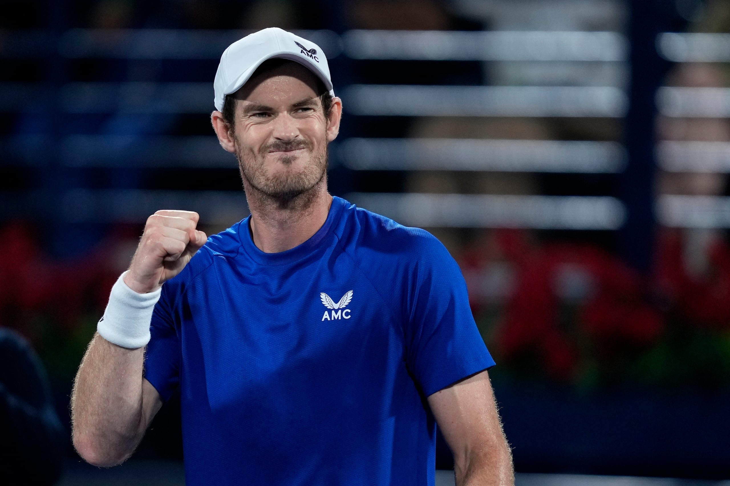 Andy Murray celebra tras derrotar a Denis Shapovalov en el torneo de Dubái.