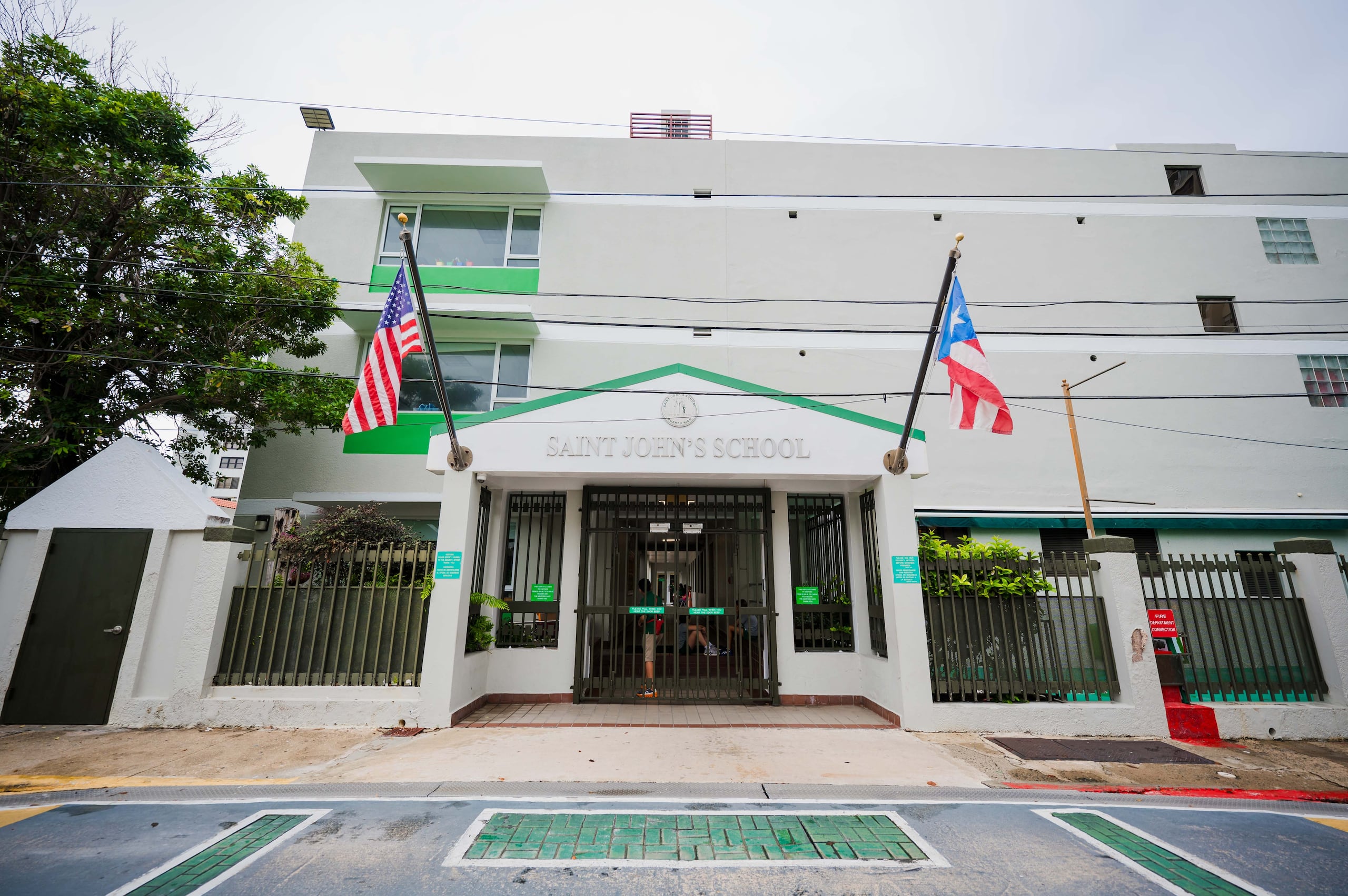 Saint John's School es una institución privada, laica y sin fines de lucro ofrece una educación preparatoria universitaria de excelencia para estudiantes desde "toddlers" hasta duodécimo grado.
