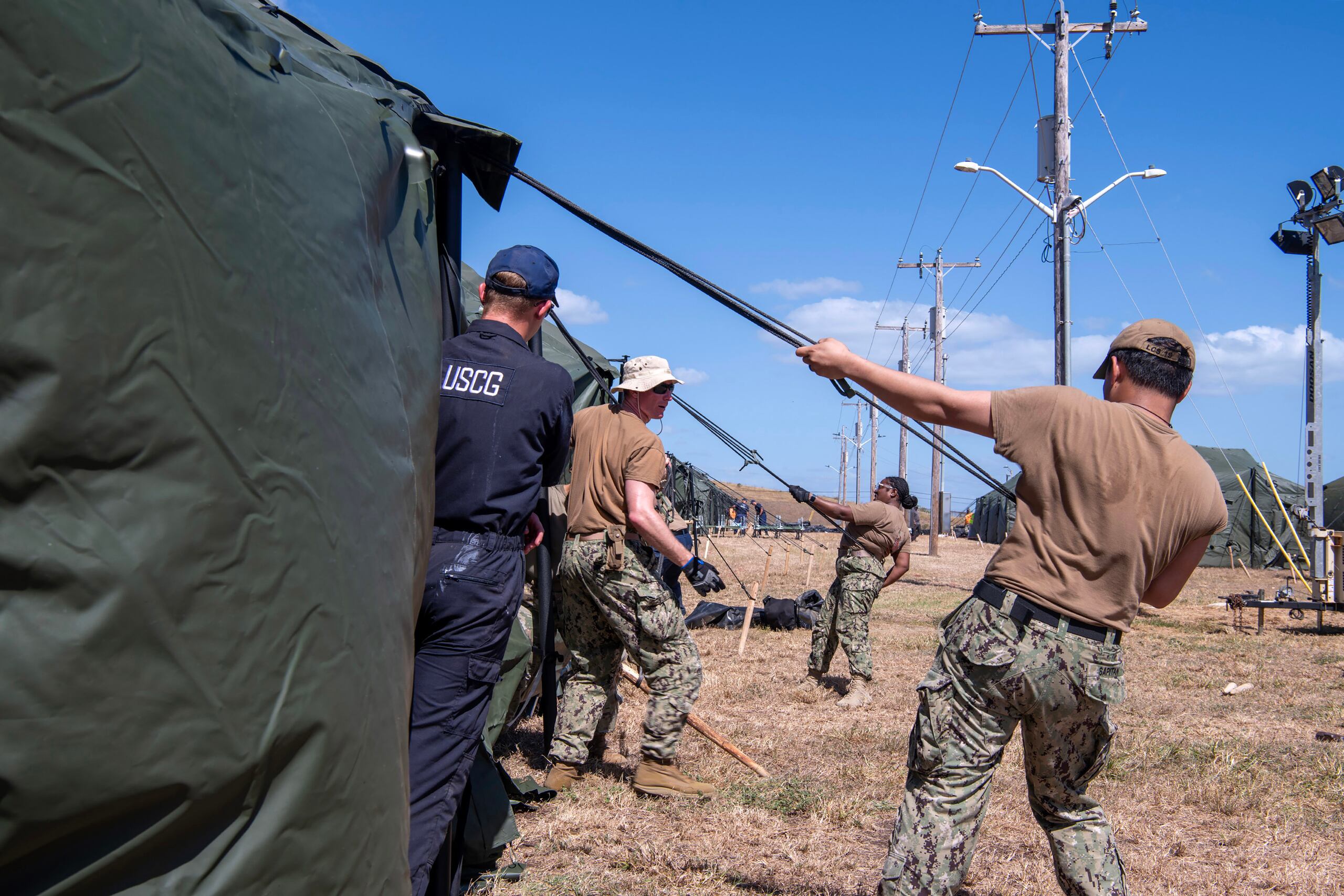 Fotografía divulgada por la Marina de los Estados Unidos donde aparecen tripulantes de USS St. Louis (LCS 19) trabajando en la expansión del Centro de Operaciones para Migrantes en la estación naval de la Bahía de Guantánamo en Cuba. (EFE/US Navy)