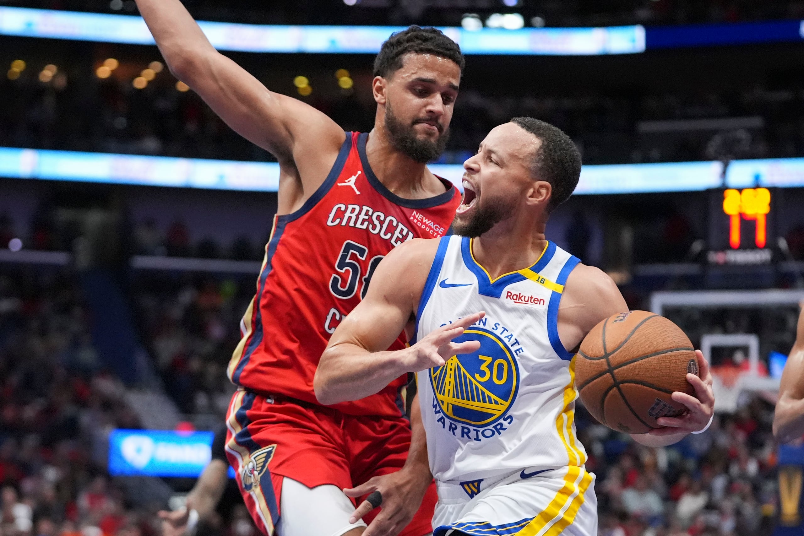 Stephen Curry, de los Warriors de Golden State, avanza hacia la cesta frente a Trey Jemison III, de los Pelicans de Nueva Orleáns, el viernes 22 de noviembre de 2024.