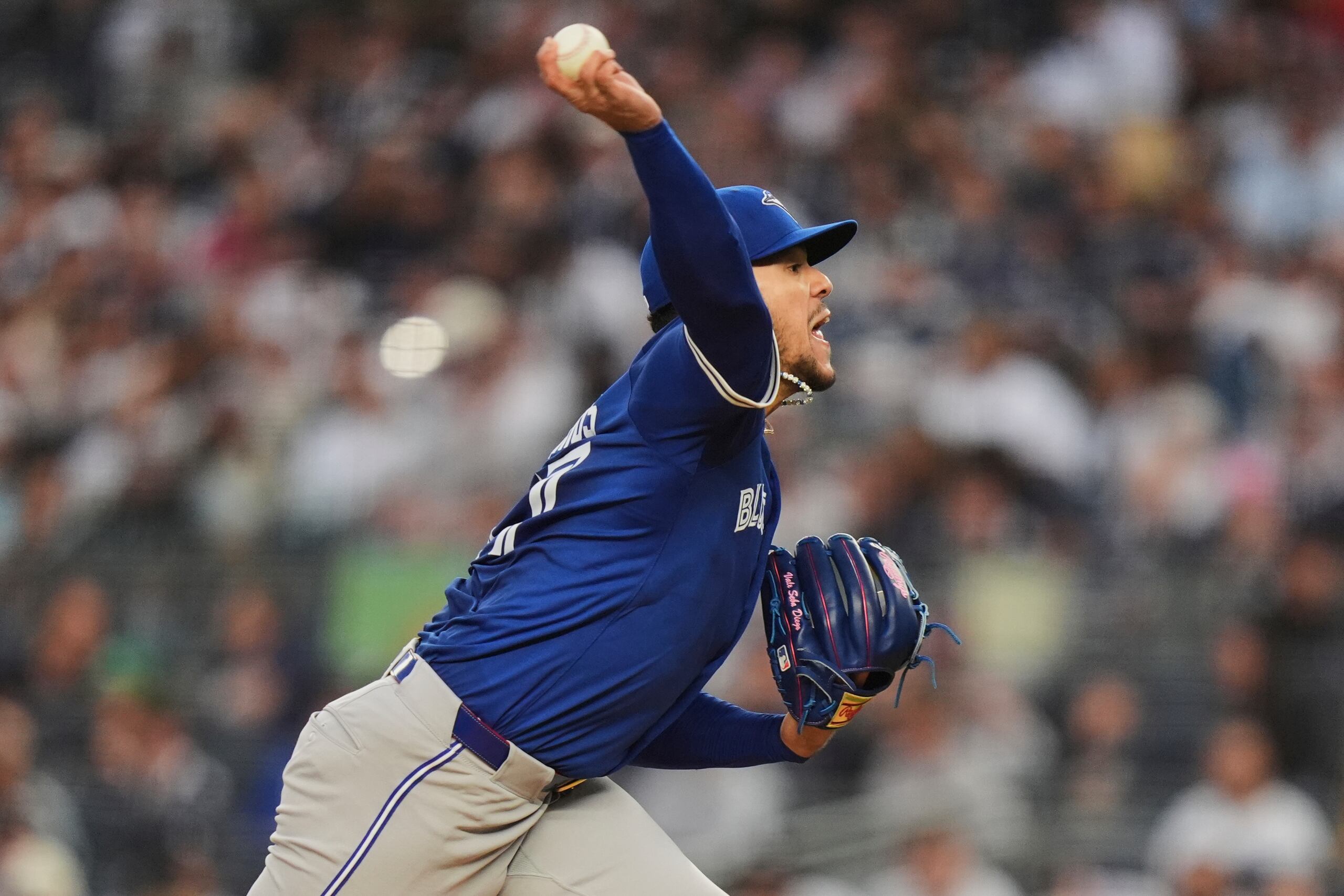 José Berríos lanza contra los Yankees de Nueva York.