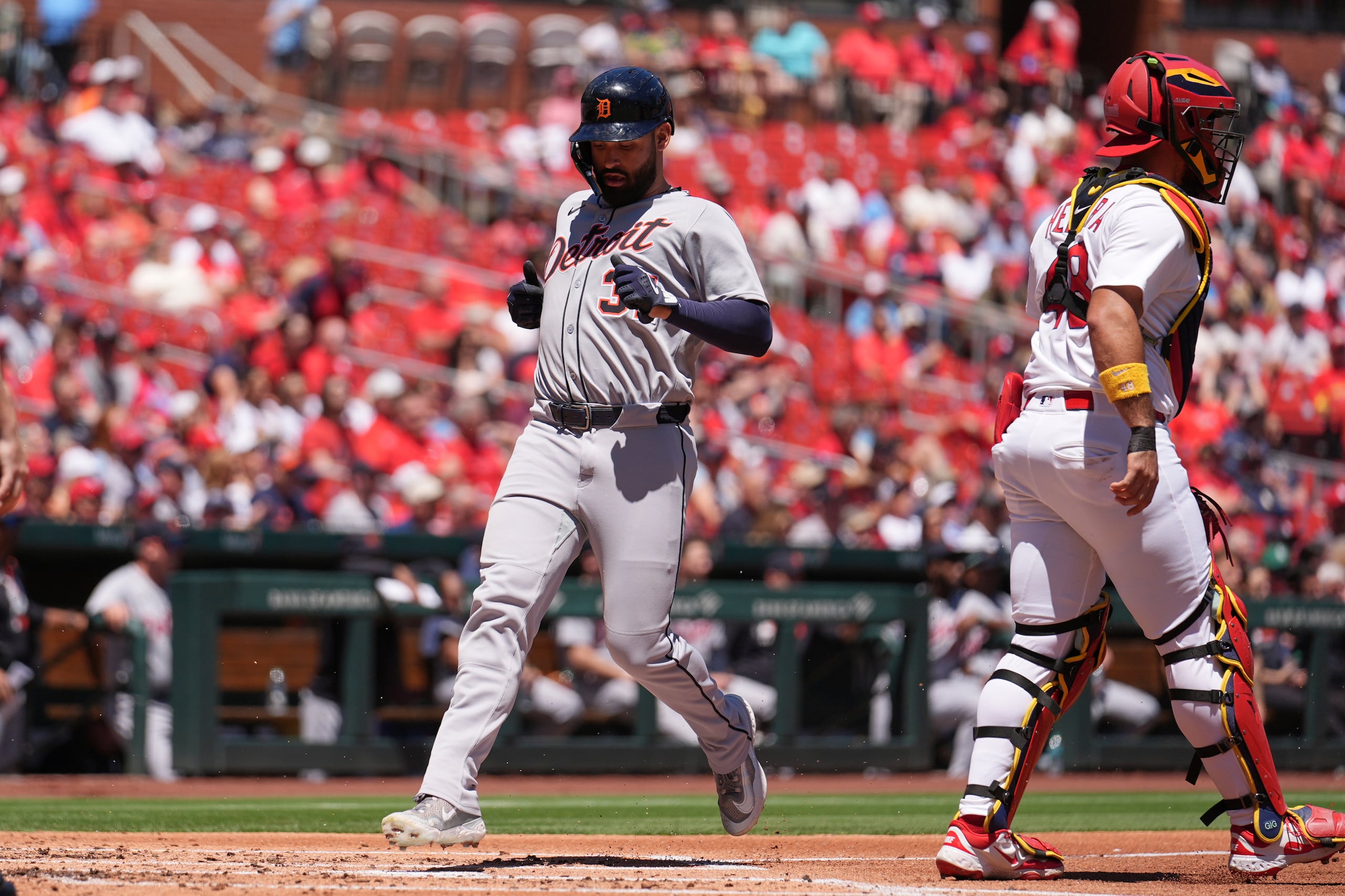 Riley Greene (31) de los Tigers de Detroit anota una carrera ante los Cardinals de San Luis.