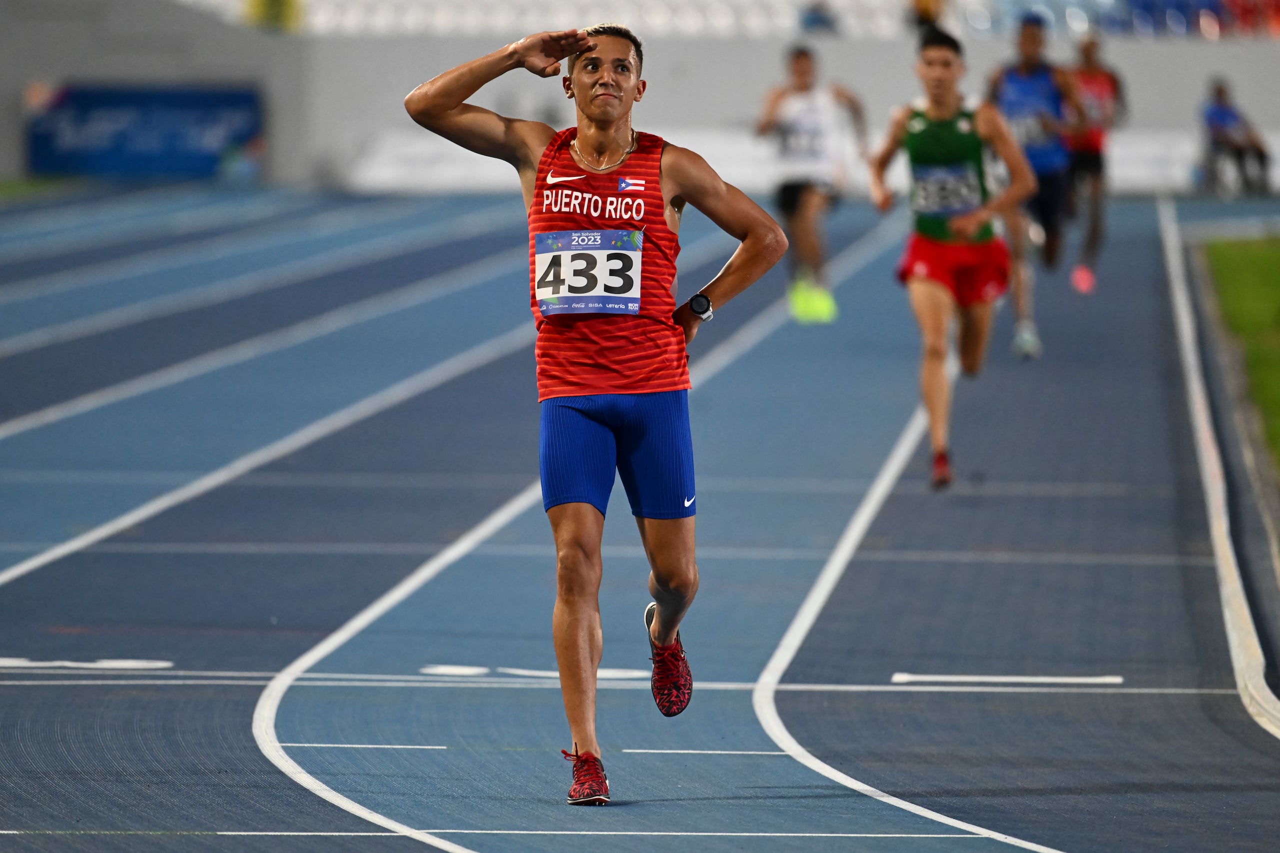 Héctor Pagán conquista el oro en la prueba de los 5,000 metros.