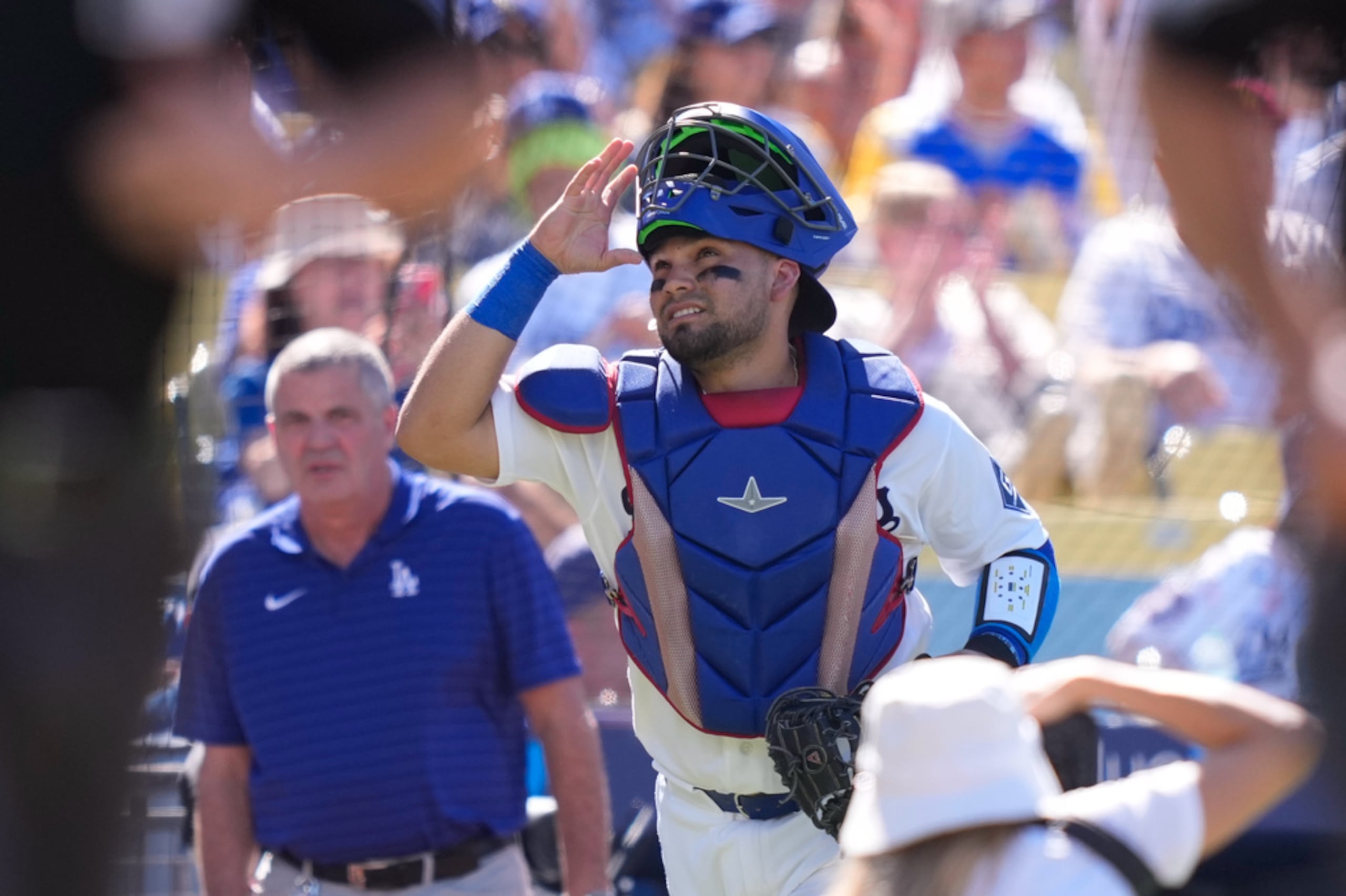 El receptor de los Dodgers de Los Ángeles, Eliézer Alfonzo, mira hacia el cielo mientras toma el campo antes de un juego de béisbol contra los Padres de San Diego, el 5 de julio de 2026, en Los Ángeles.