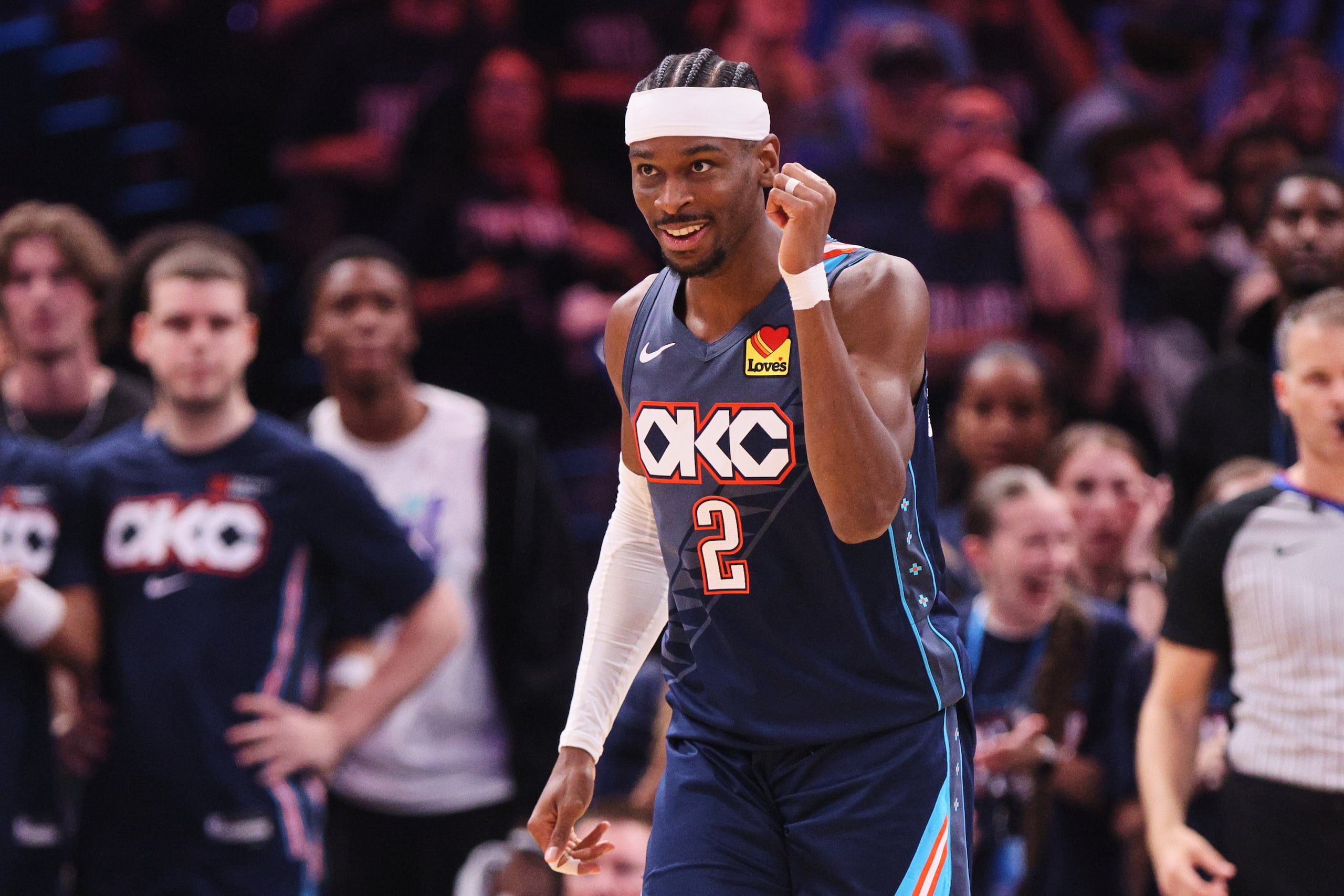 Shai Gilgeous-Alexander, del Thunder de Oklahoma City, festeja en el segundo partido de las semifinales de la Conferencia Oeste ante los Lakers de Los Ángeles.