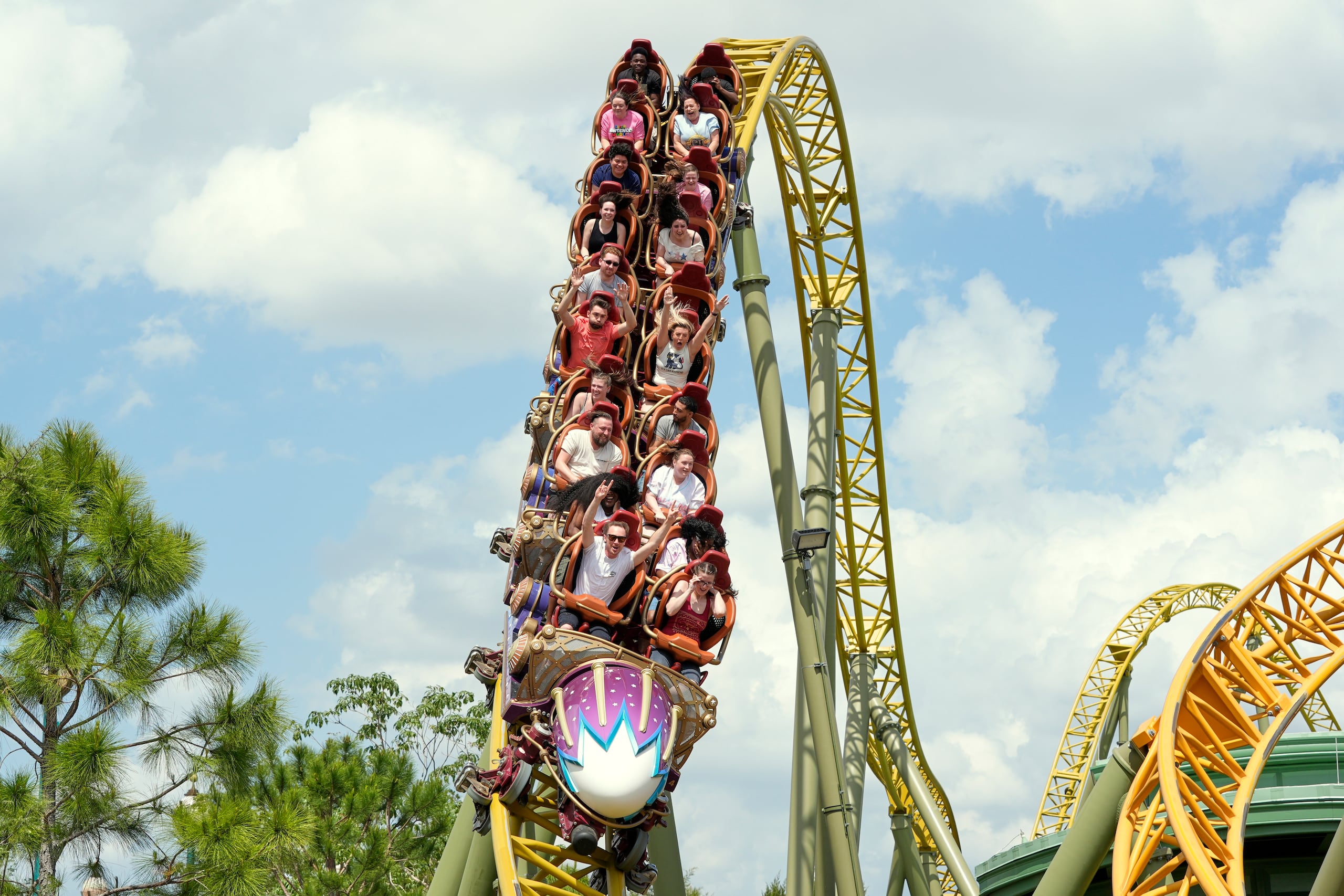 ARCHIVO - Los visitantes viajan en la montaña rusa Stardust Racers en el parque temático Epic Universe en Universal Resort Orlando, el 10 de abril de 2025, en Orlando, Florida. (Foto AP/John Raoux, archivo)