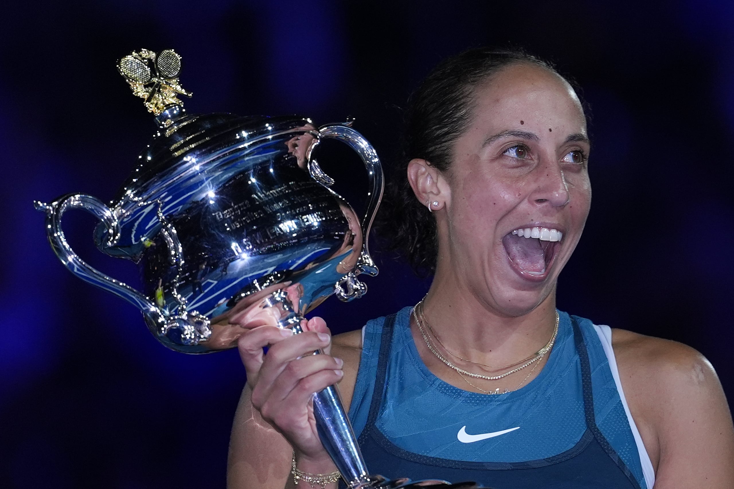 Madison Keys, de Estados Unidos, reacciona al recibir la Copa Daphne Akhurst Memorial de manos de Evonne Goolagong Cawley, tras derrotar a Aryna Sabalenka, de Bielorrusia, en la final individual femenina del Abierto de Australia en Melbourne, Australia, el sábado 25 de enero de 2025.