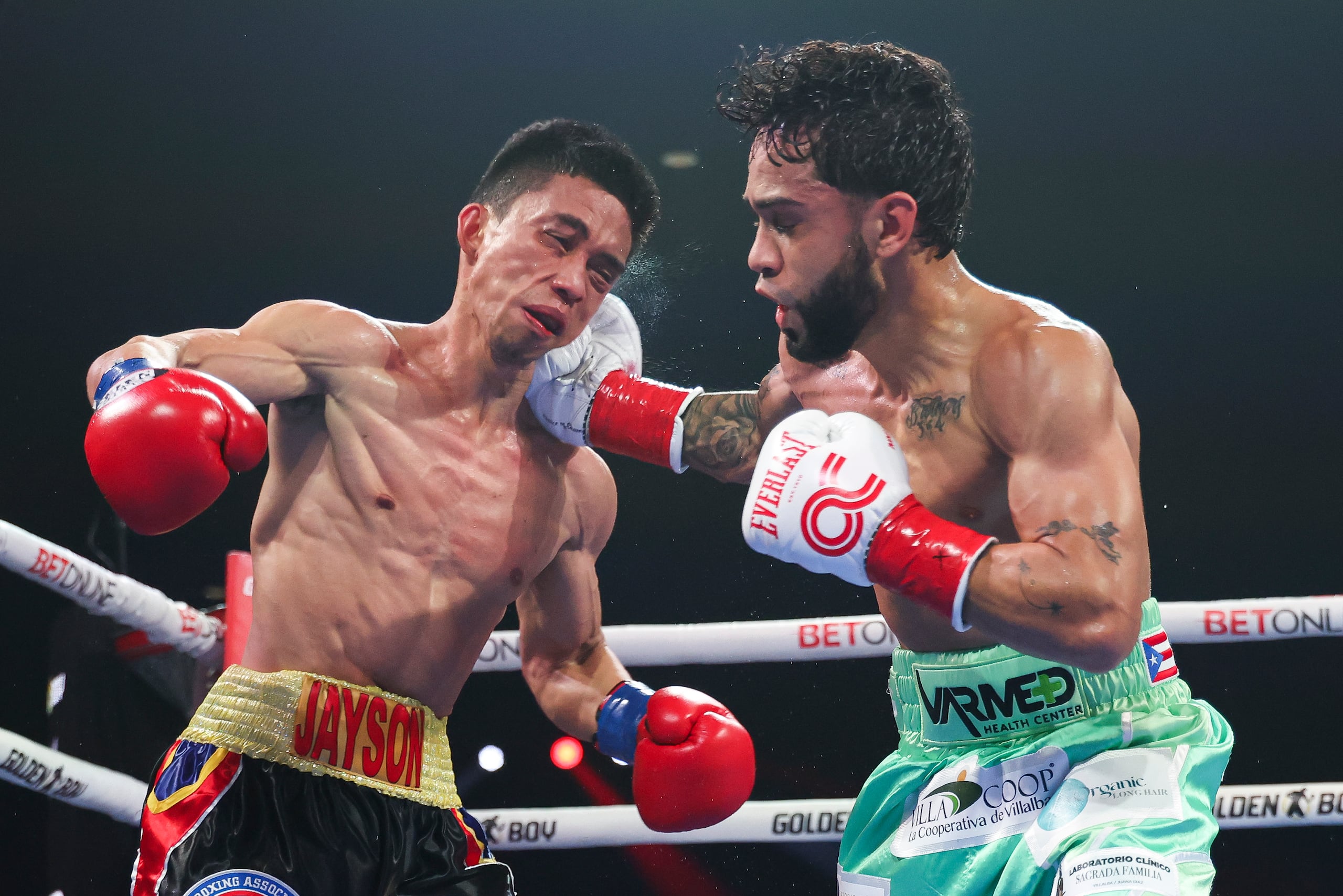 Oscar Collazo defendió sus títulos ante Jayson Vayson.