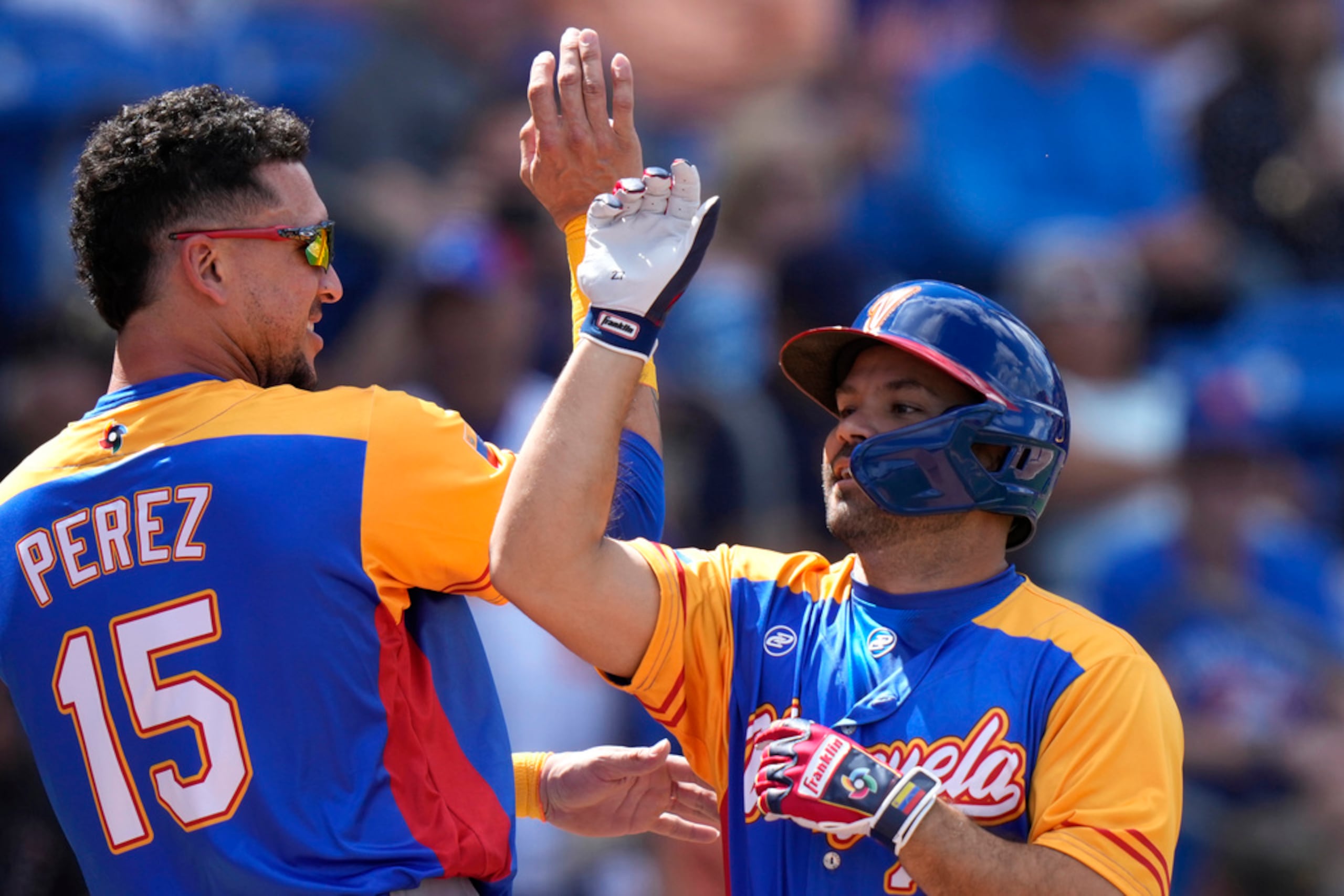 José Altuve, compañero del boricua Carlos Correa en los Astros, tampoco recibió permiso.