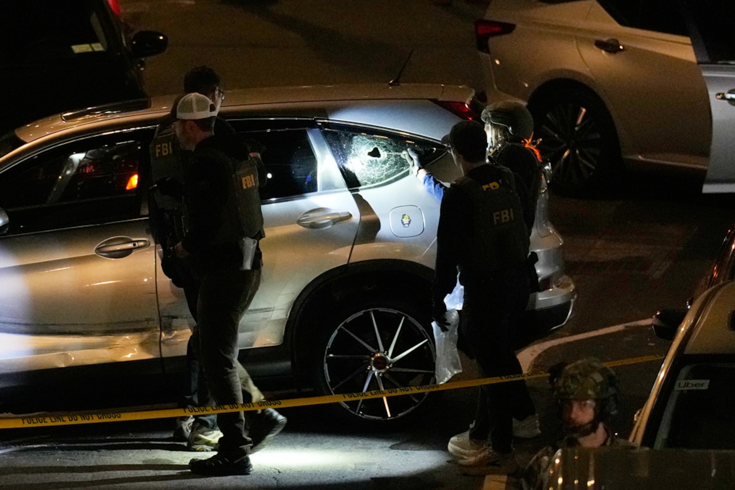 Agentes del FBI realizan una investigación en la escena del tiroteo el 8 de octubre de 2026, en Nueva York.