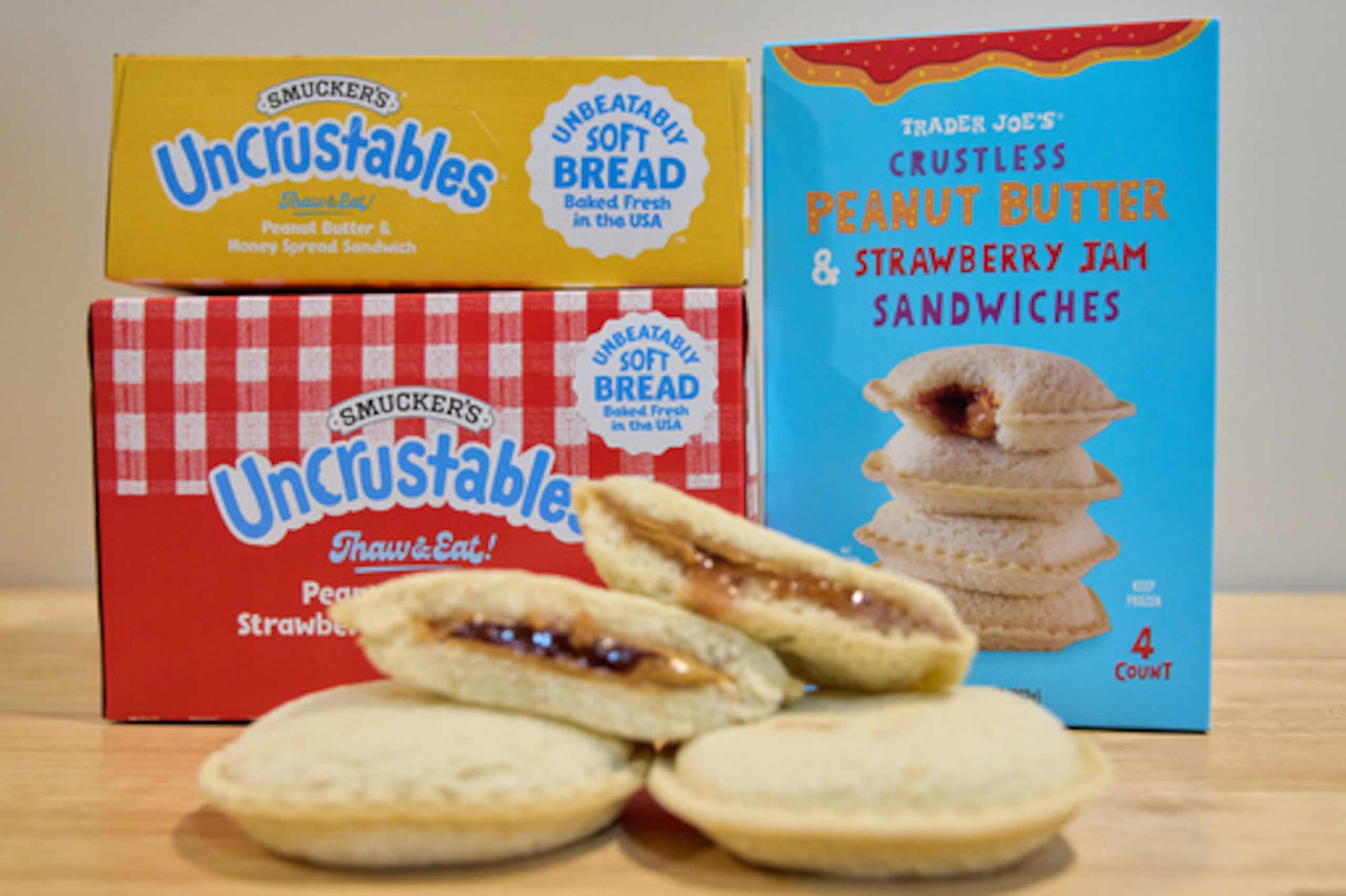 ARCHIVO - Sándwiches sin corteza de Smucker's y Trader Joe's expuestos el 15 de octubre de 2025 en Detroit. (Foto AP/Ryan Sun, archivo)