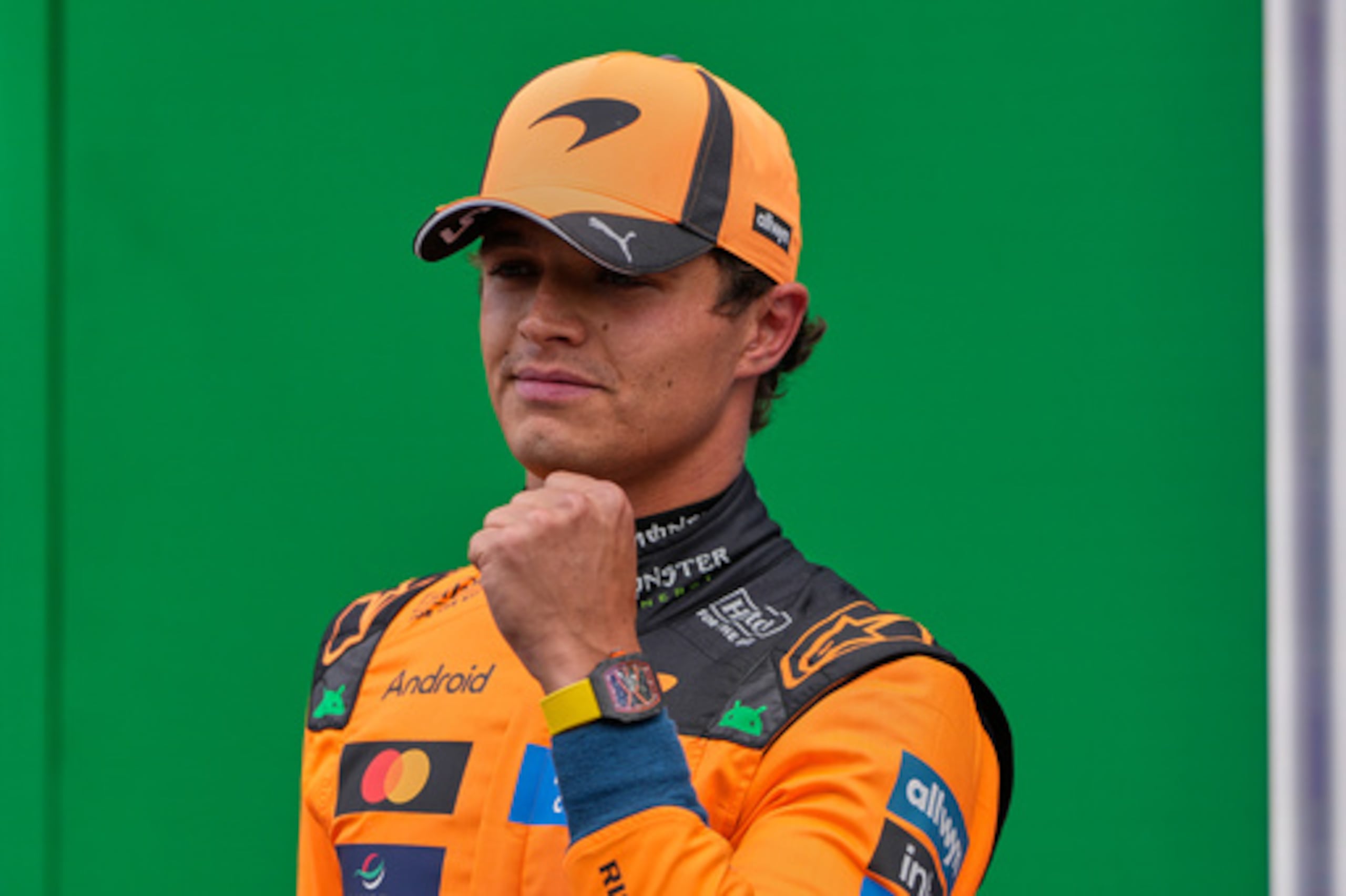 El británico Lando Norris, de McLaren, reacciona tras conseguir la pole en la sesión de clasificación del Gran Premio de los Países Bajos el sábado 22 de agosto de 2026. (Foto AP/Darko Bandic)