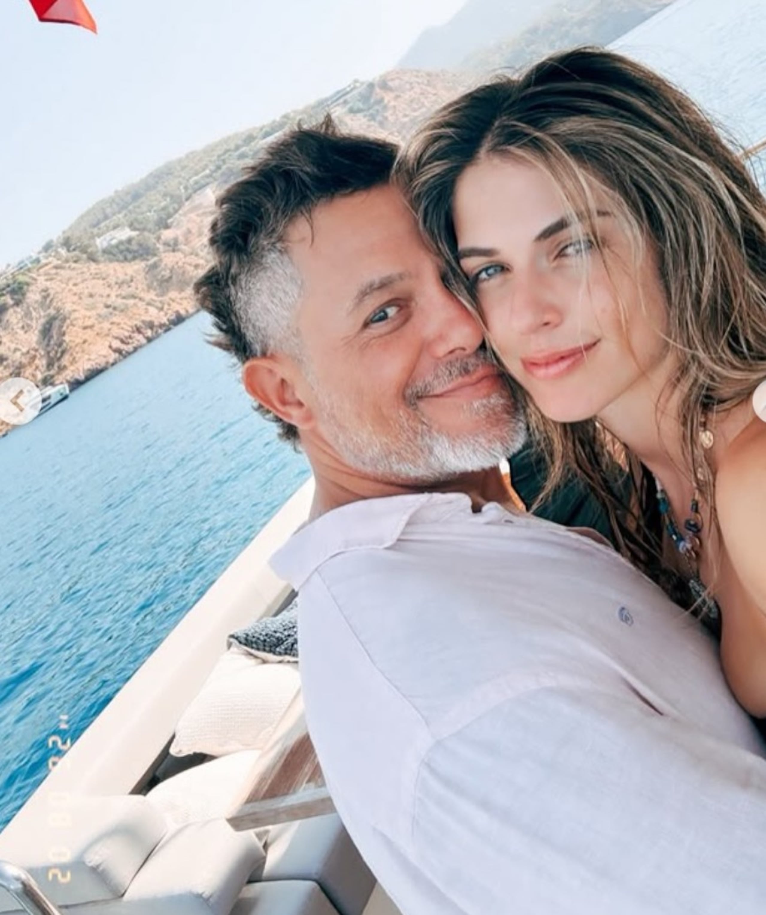 El cantante español Alejandro Sanz y la actriz peruana Stephanie Cayo