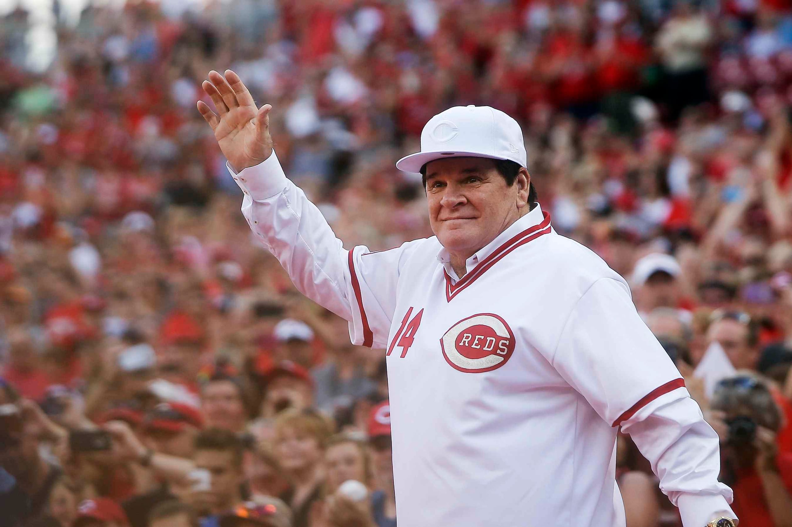 En esta fotografía del 24 de junio de 2016 el exjugador de los Rojos de Cincinnati Pete Rose saluda al público durante una ceremonia para honrar al equipo que ganó la Serie Mundial de 1976. (AP)