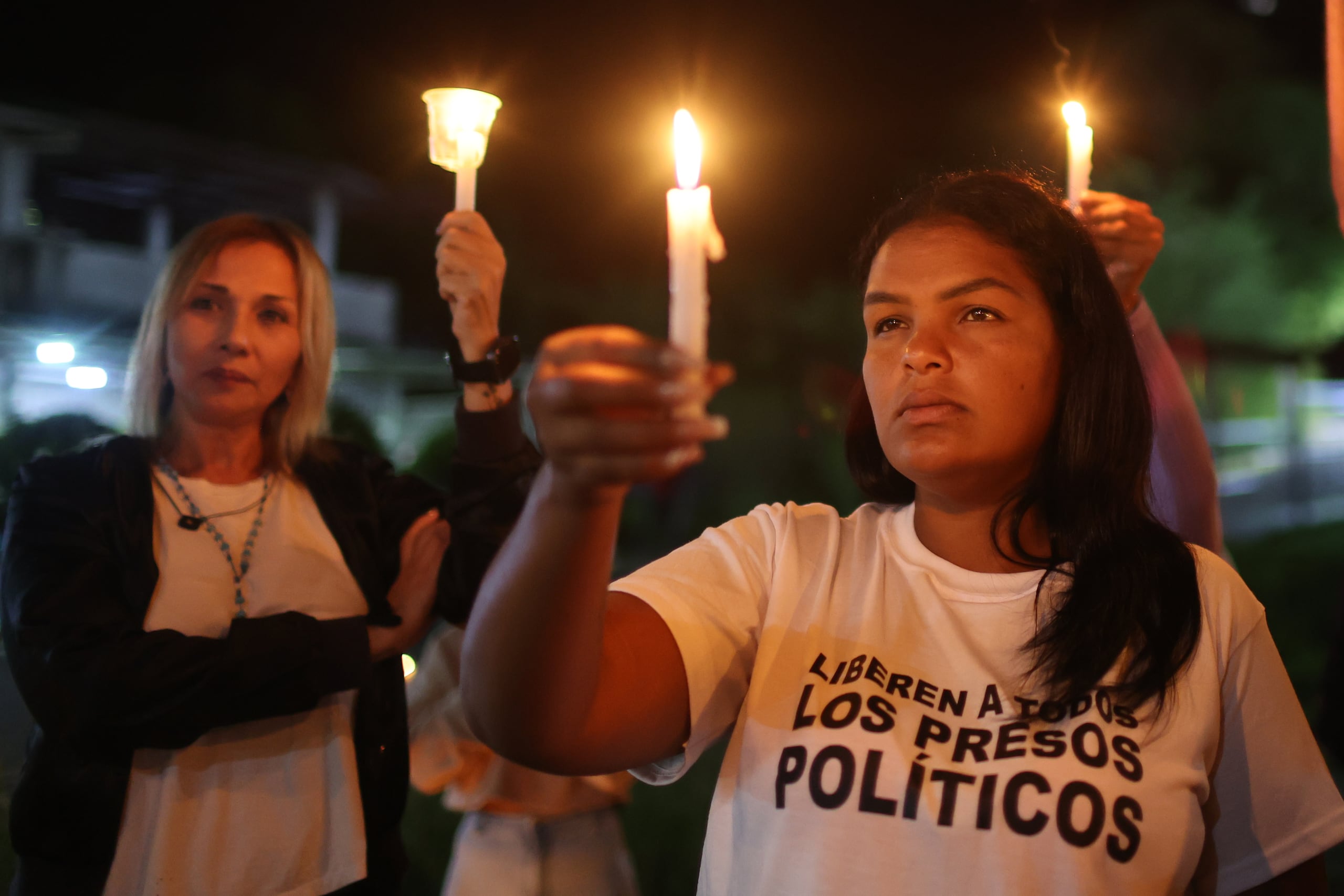 Familiares de presos políticos participan en una vigilia frente al centro penitenciario Rodeo I en Zamora (Venezuela). EFE/ Miguel Gutiérrez