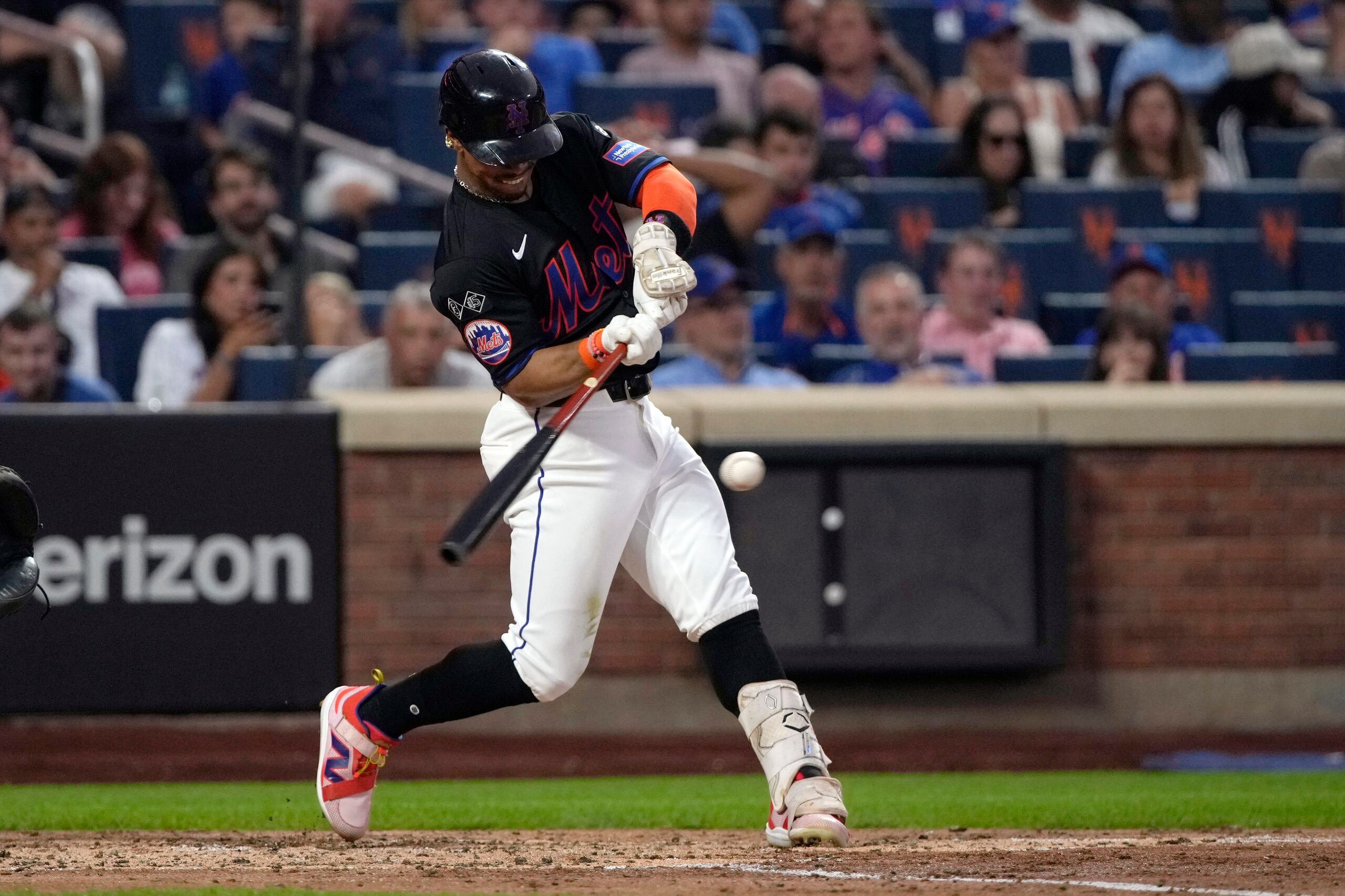Francisco Lindor conecta un cuadrangular de dos carreras durante el tercer inning de un partido contra los Braves de Atlanta.