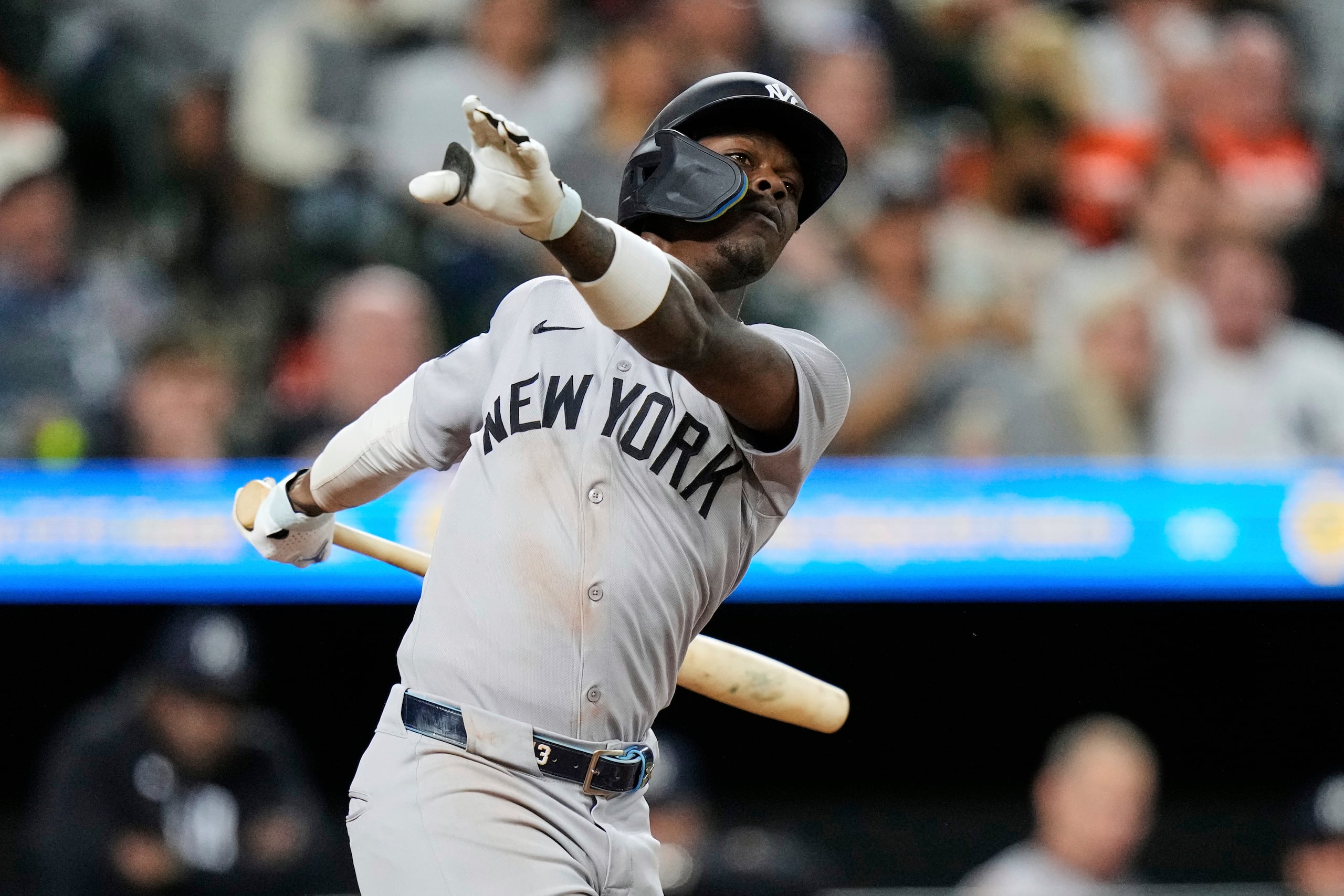 Jazz Chisholm Jr., de los Yankees de Nueva York, se poncha durante un juego contra los Orioles de Baltimore.