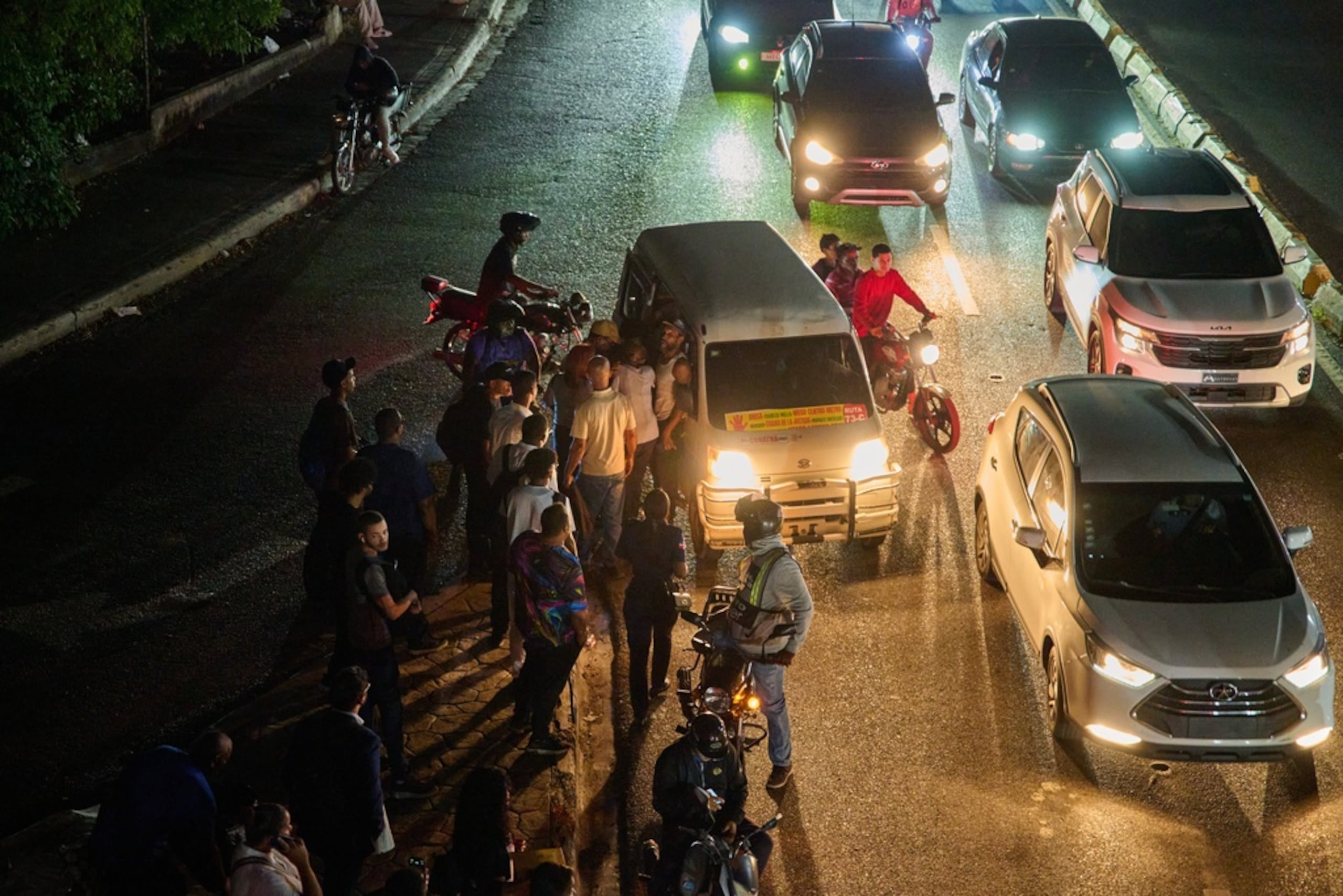 Personas esperan transporte durante un apagón en Santo Domingo, República Dominicana, el lunes 23 de febrero de 2026.