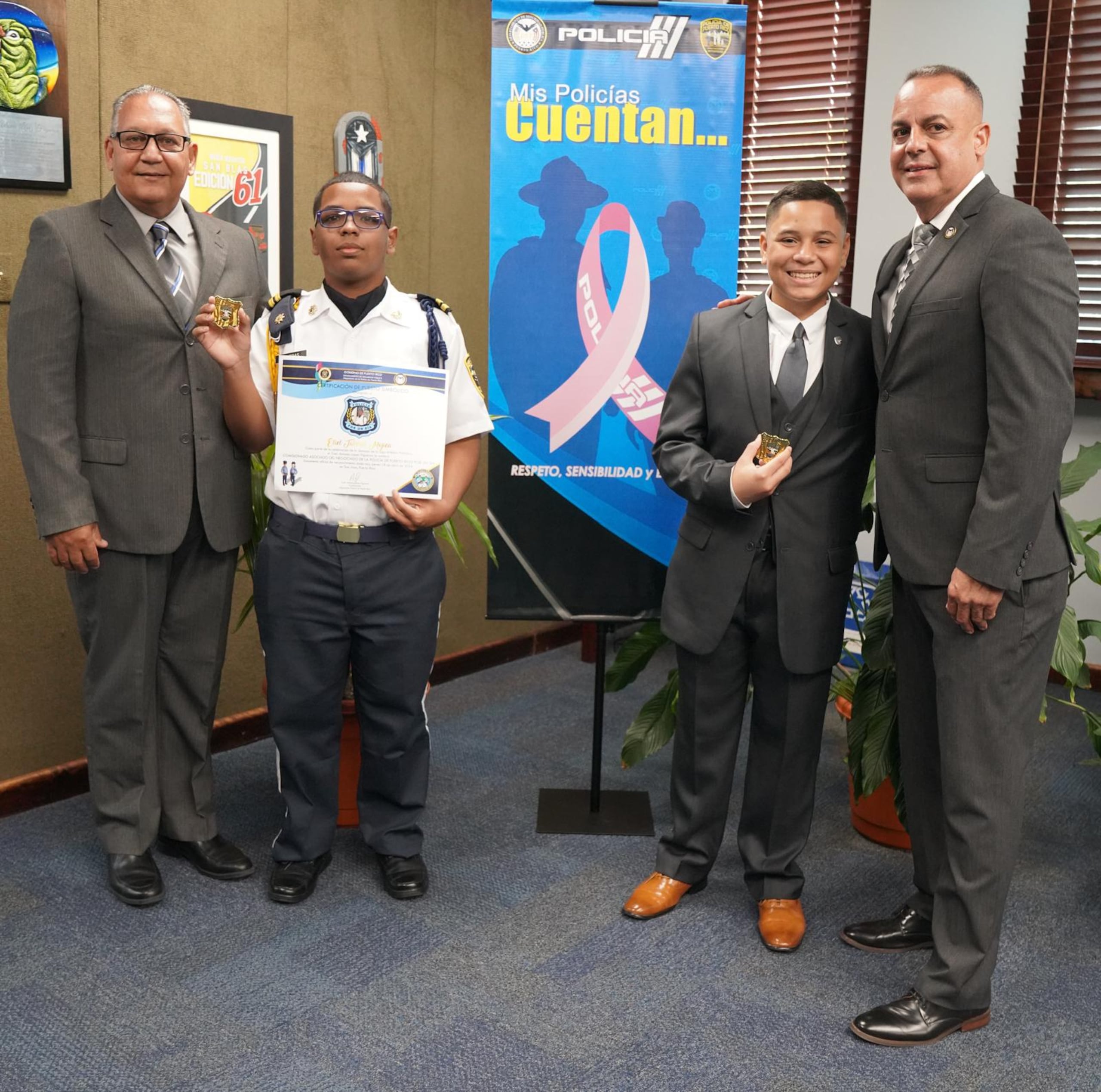El comisionado de la Policía, a la derecha, junto a Nesdiel Rivera Santana y el comisionado asociado con el adolescente Eliel Taveras Mojica, quienes ocuparon sus puestos simbólicamente.