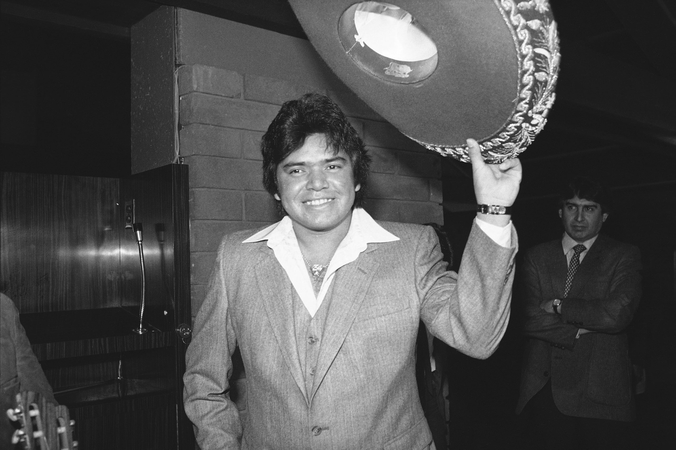 El lanzador de los Dodgers de Los Ángeles, Fernando Valenzuela se quita el sombrero en una conferencia de prensa luego de ser escogido como el Novato del Año de la Liga Nacional, el 2 de diciembre de 1981, en Los Ángeles.