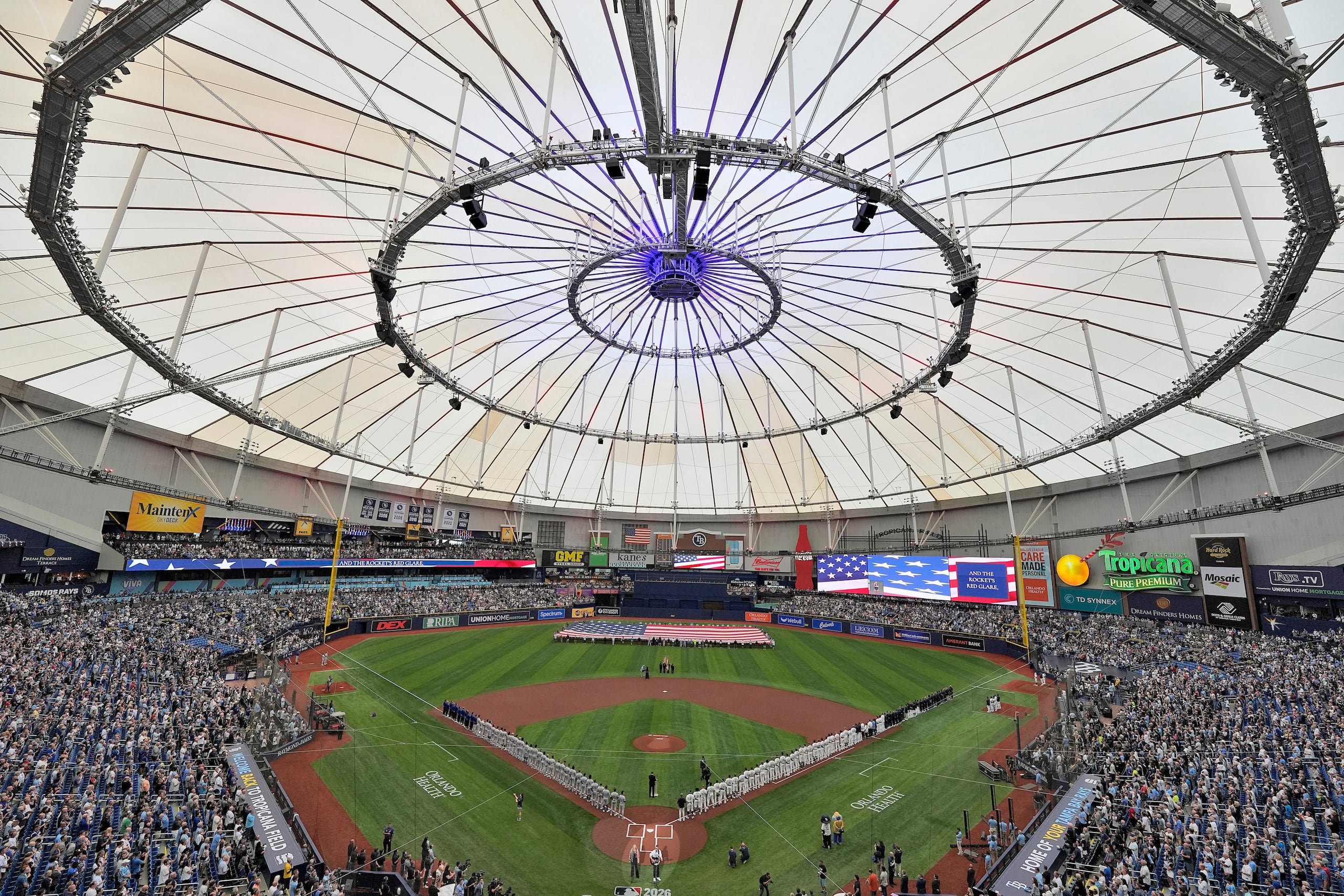 El artista country Eric Church entona el himno nacional de los Estados Unidos antes del encuentro entre los Rays de Tampa Bay y los Cachorros de Chicago en el remodelado Tropicana Field en St. Petersburg, Florida el lunes 6 de abril del 2026. (AP Foto/Chris O'Meara)