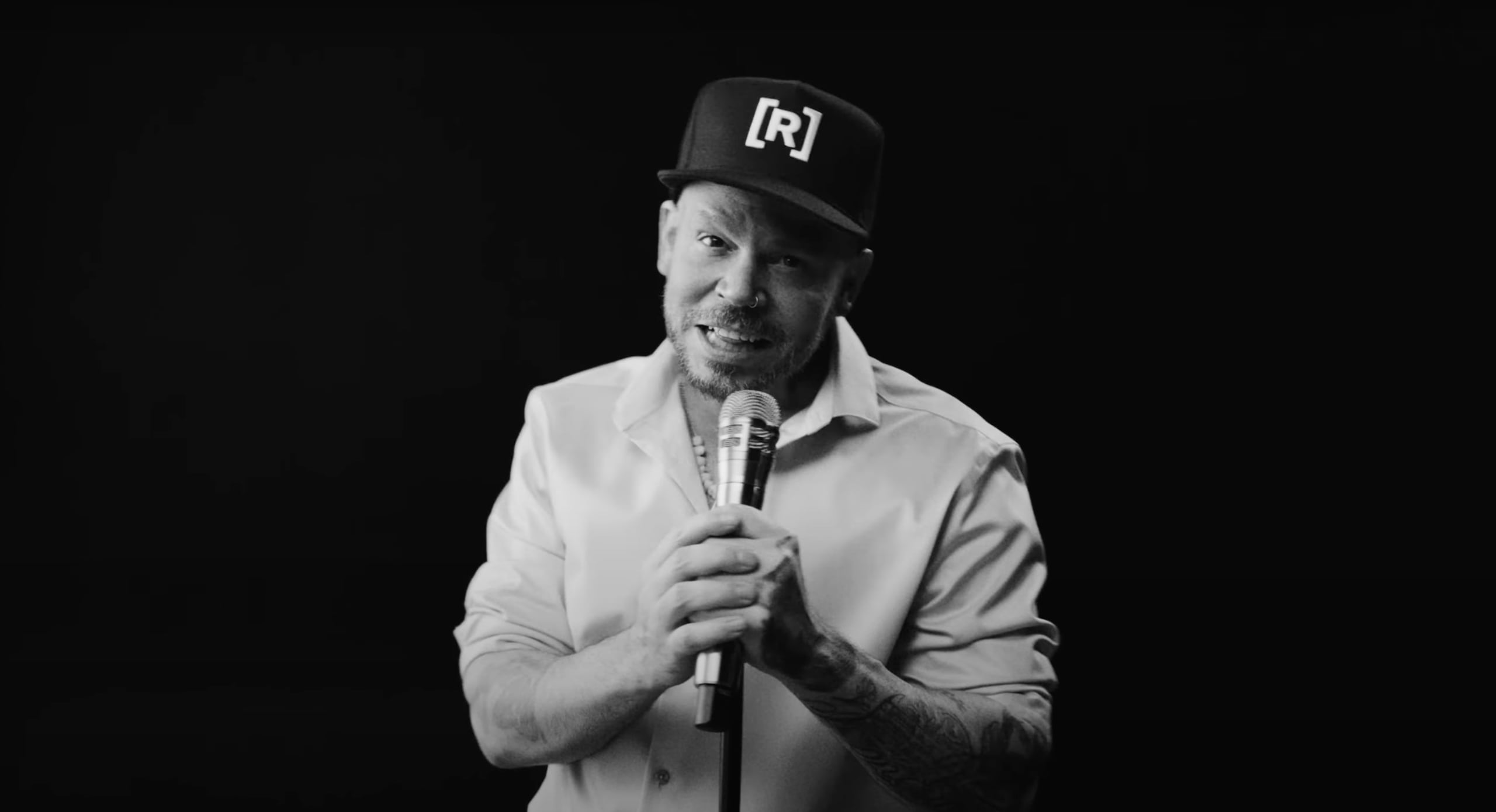 El tema, titulado "Bajo y Batería", está dedicado a Cosculluela y a otros artistas urbanos en general.