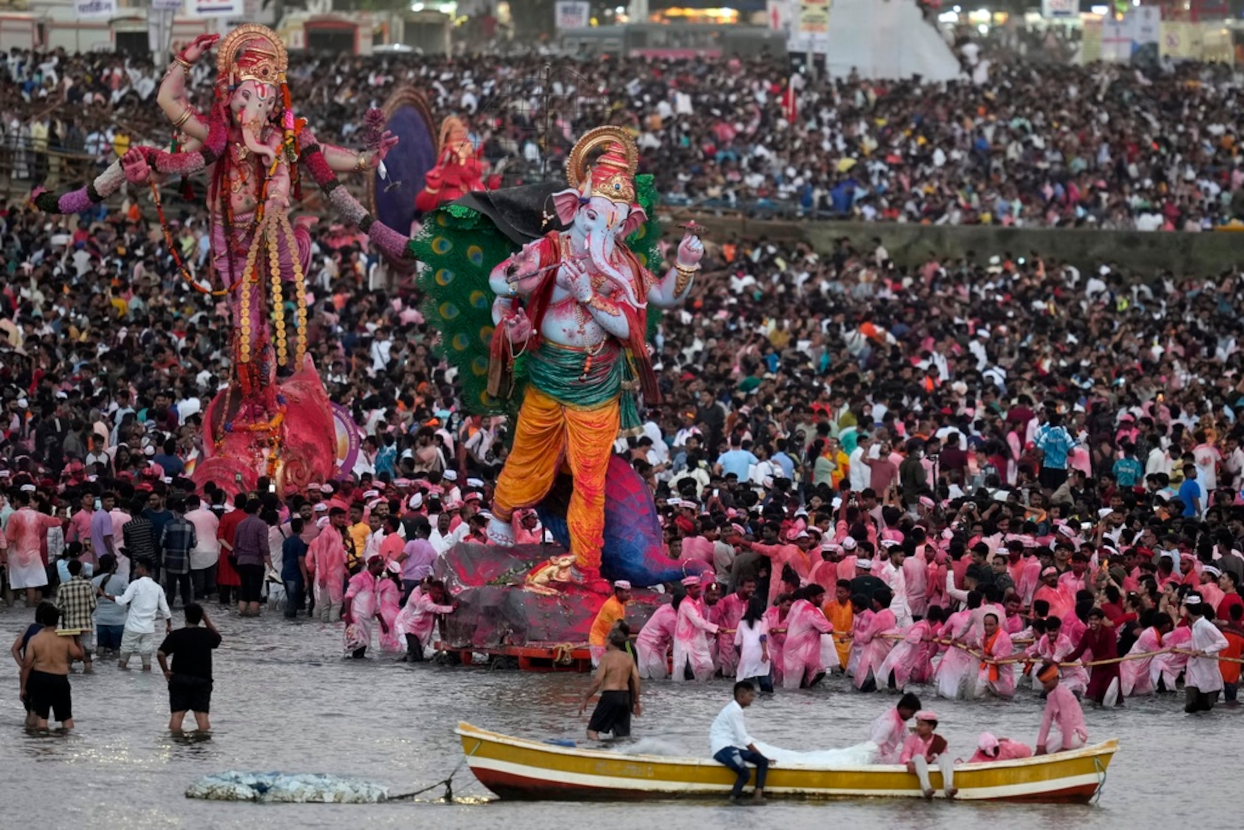 Ídolos del dios hindú Ganesha, con cabeza de elefante, son llevados para su inmersión en el último día del festival de 10 días de Ganesh Chaturthi en Mumbai, India, el 17 de septiembre de 2024.