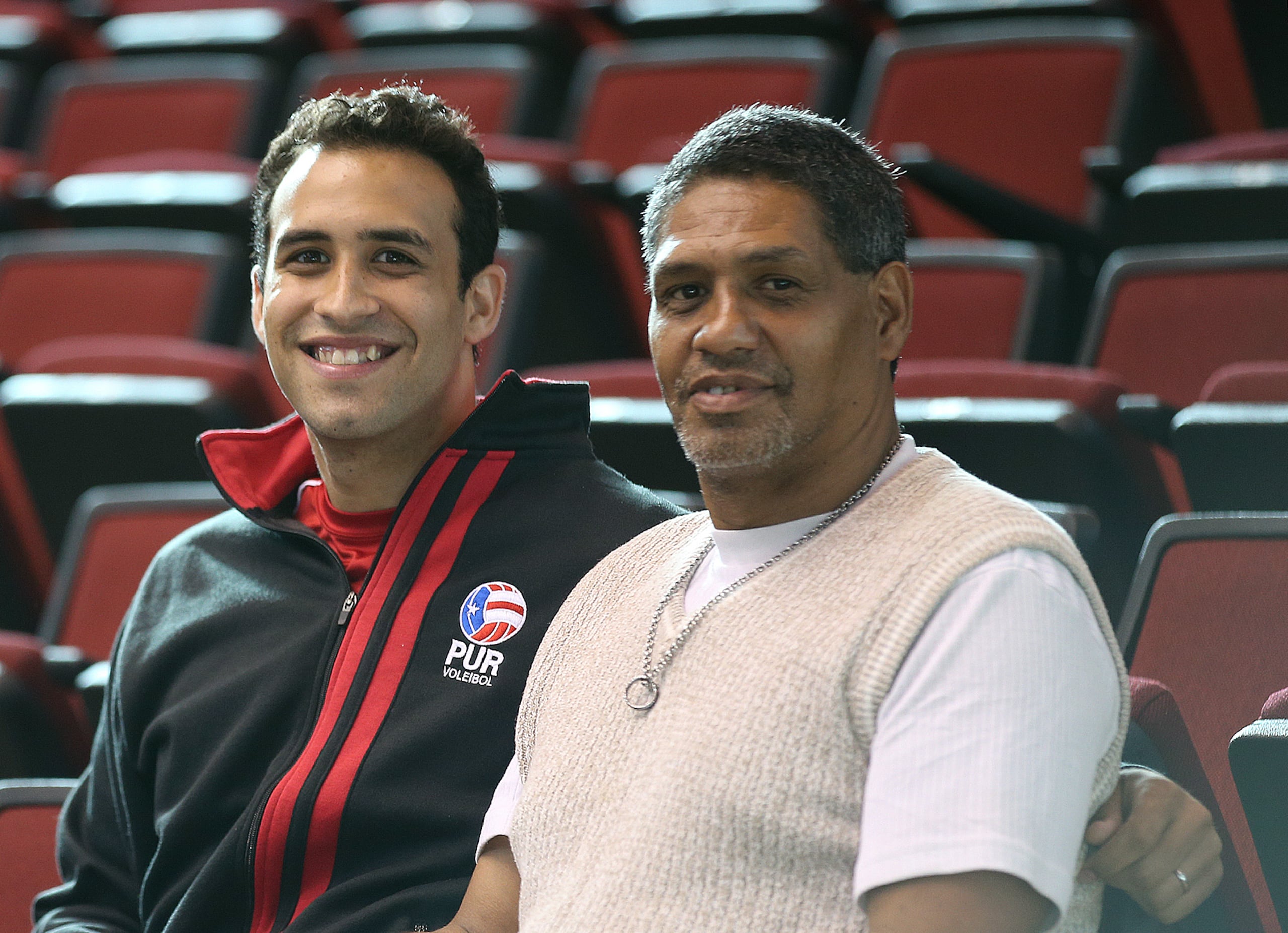 Mike Torres junto a su hijo Maurice.